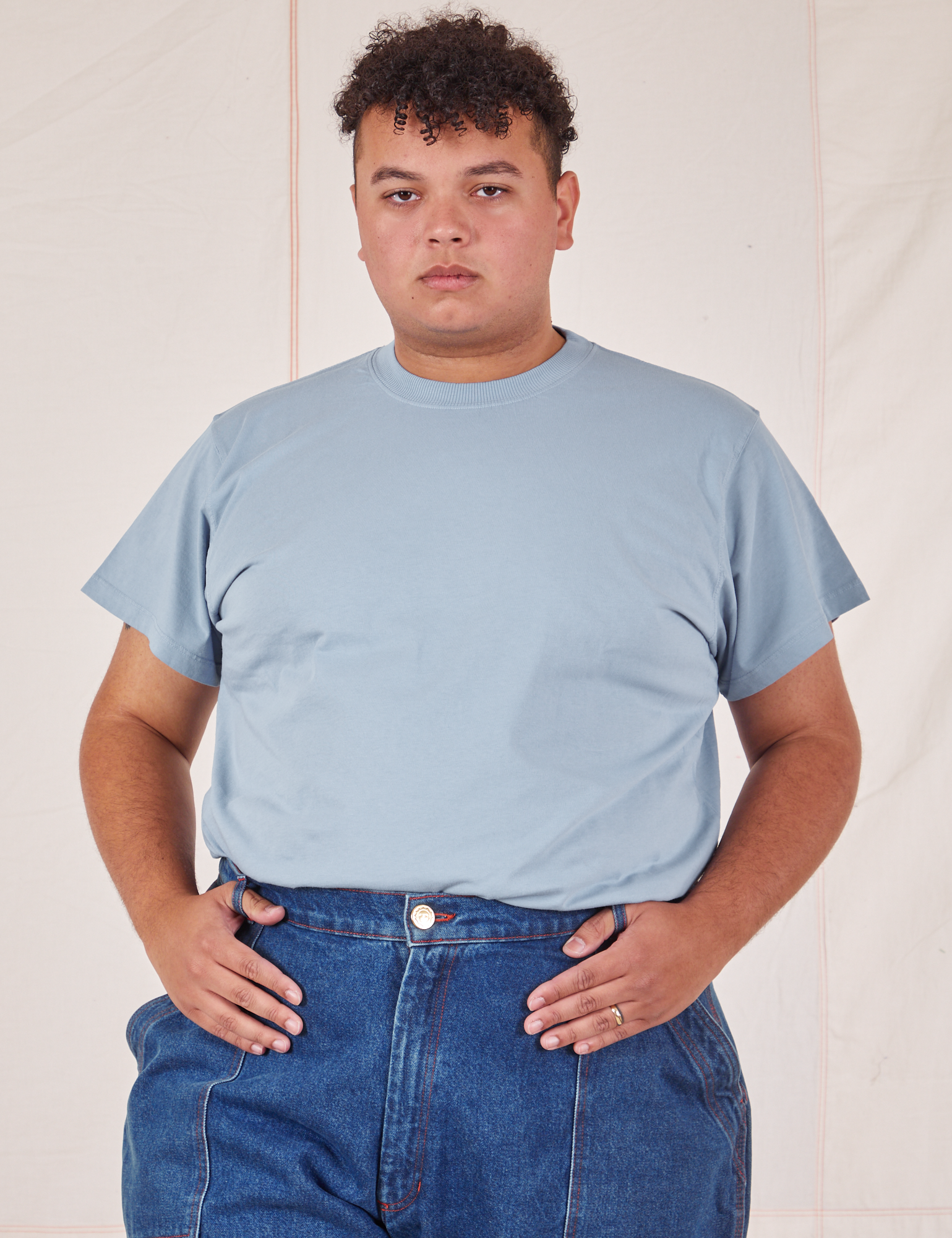 Miguel is 6'0" and wearing 2XL The Organic Vintage Tee in Periwinkle
