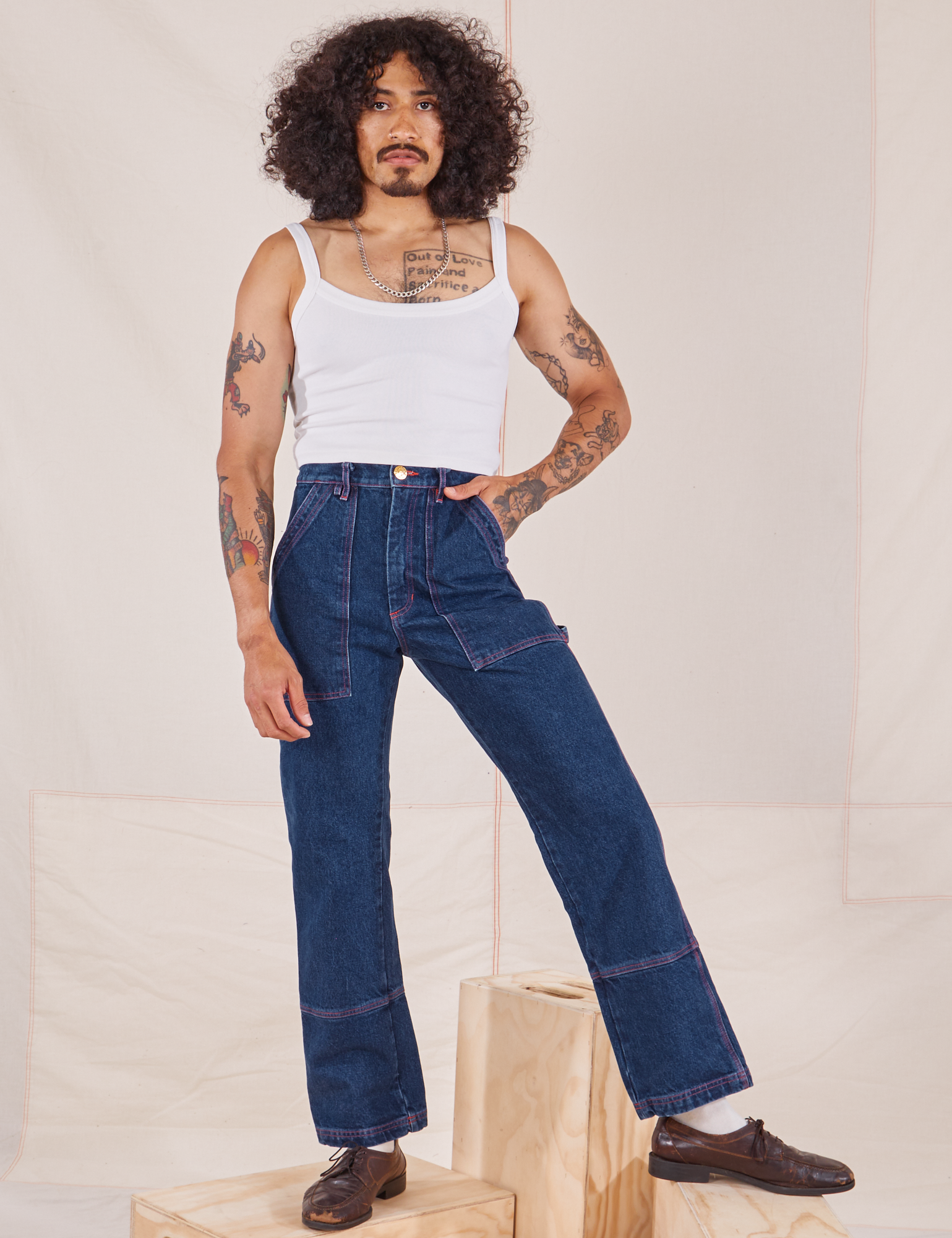 Jesse is 5&#39;8&quot; and wearing XS Carpenter Jeans in Dark Wash paired with Cropped Cami in vintage tee off-white