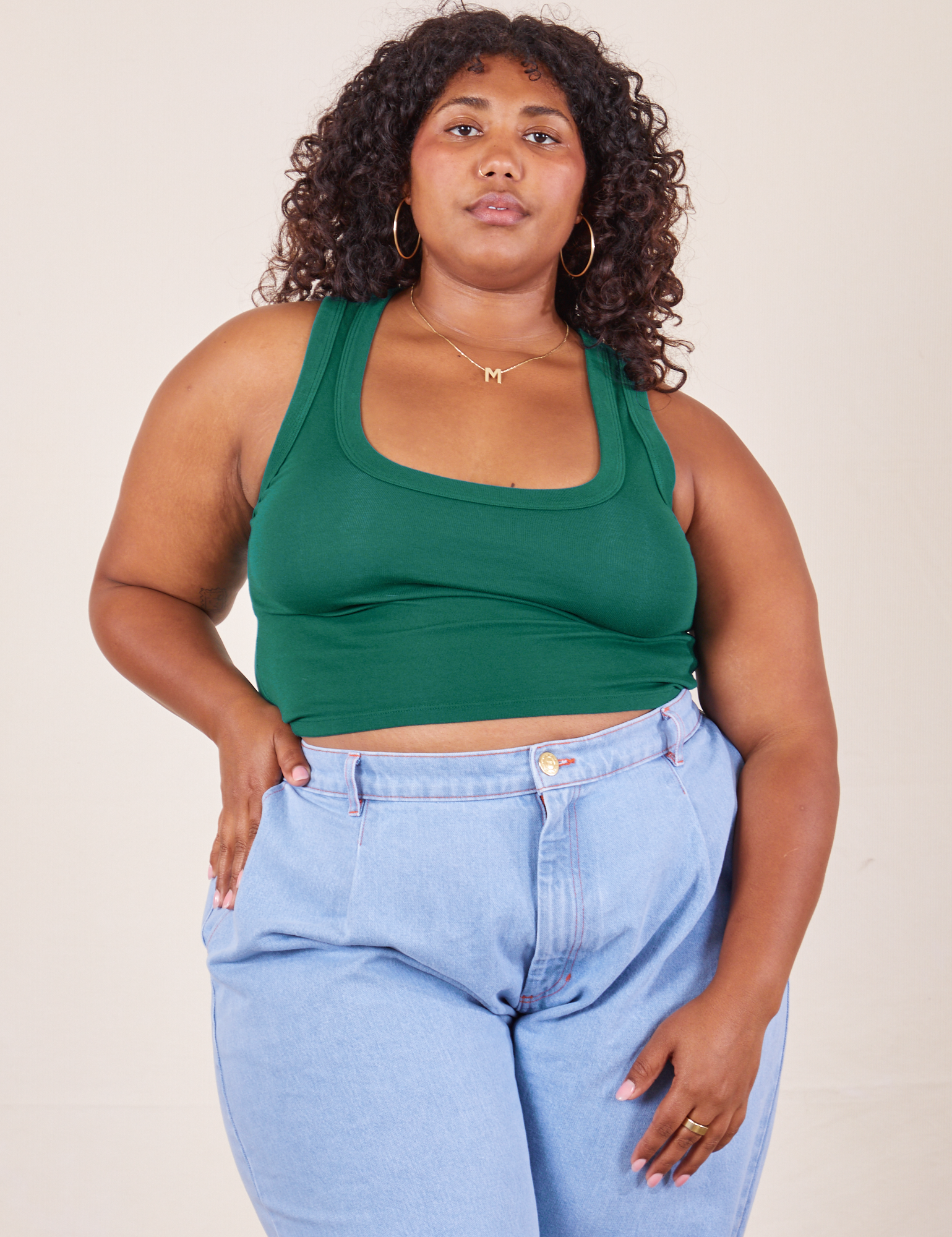 Morgan is 5&#39;5&quot; and wearing L Cropped Tank Top in Hunter Green
