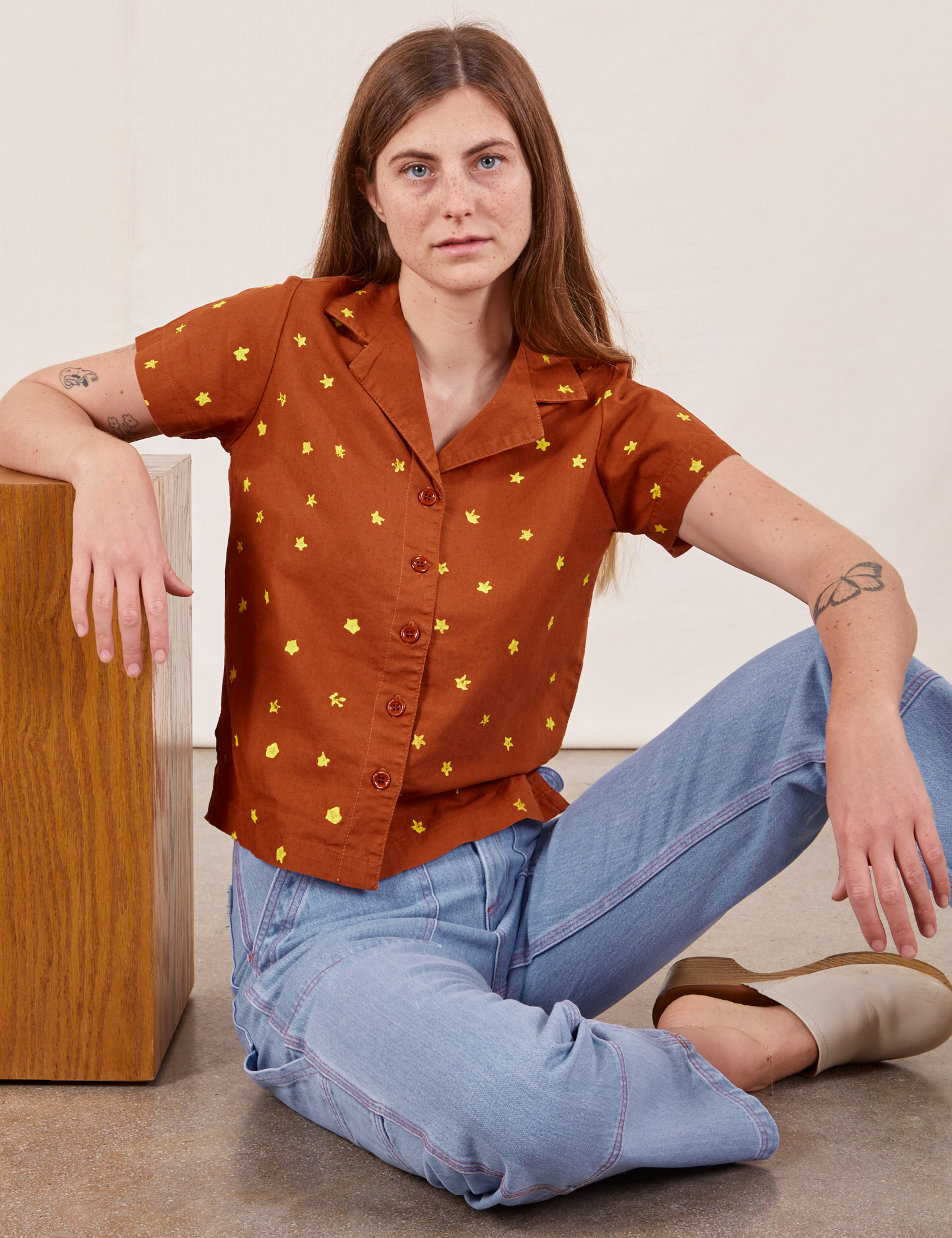 Scarlett is 5&#39;9&quot; and wearing P Icon Pantry Button-Up in Stars paired with light wash Carpenter Jeans