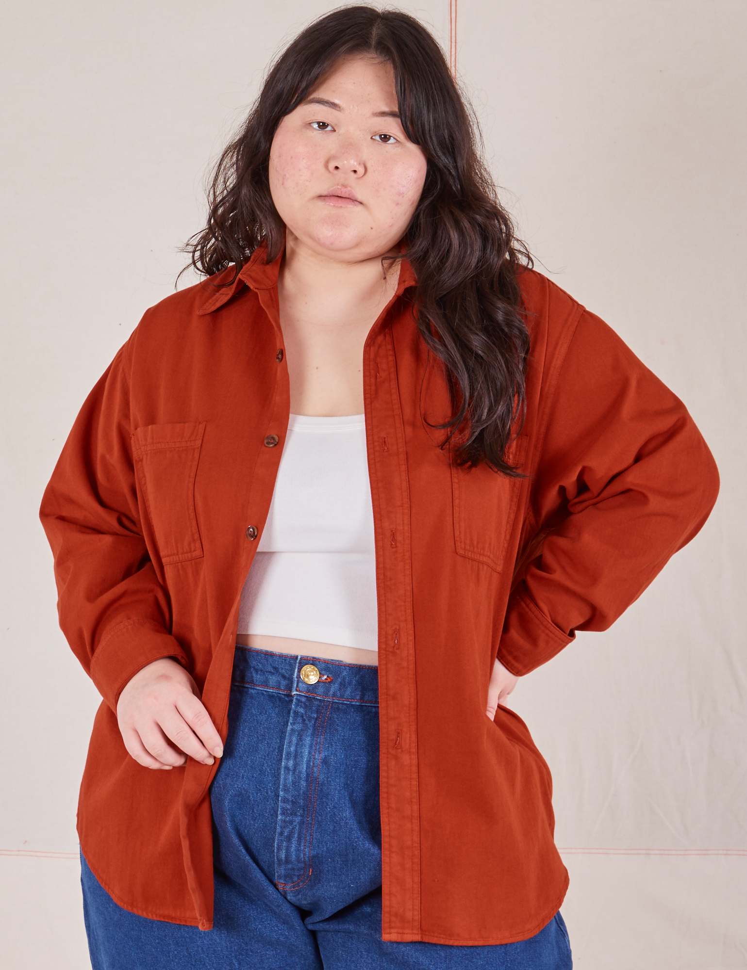 Ashley is 5&#39;7&quot; and wearing M Oversize Overshirt in Paprika