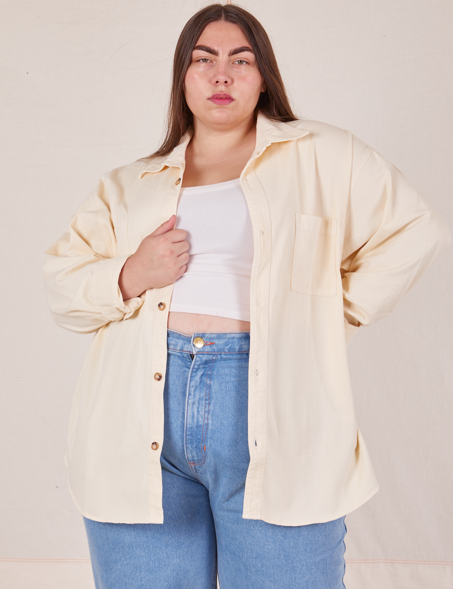 Marielena is wearing size 0XL Oversize Overshirt in Vintage Tee Off-White