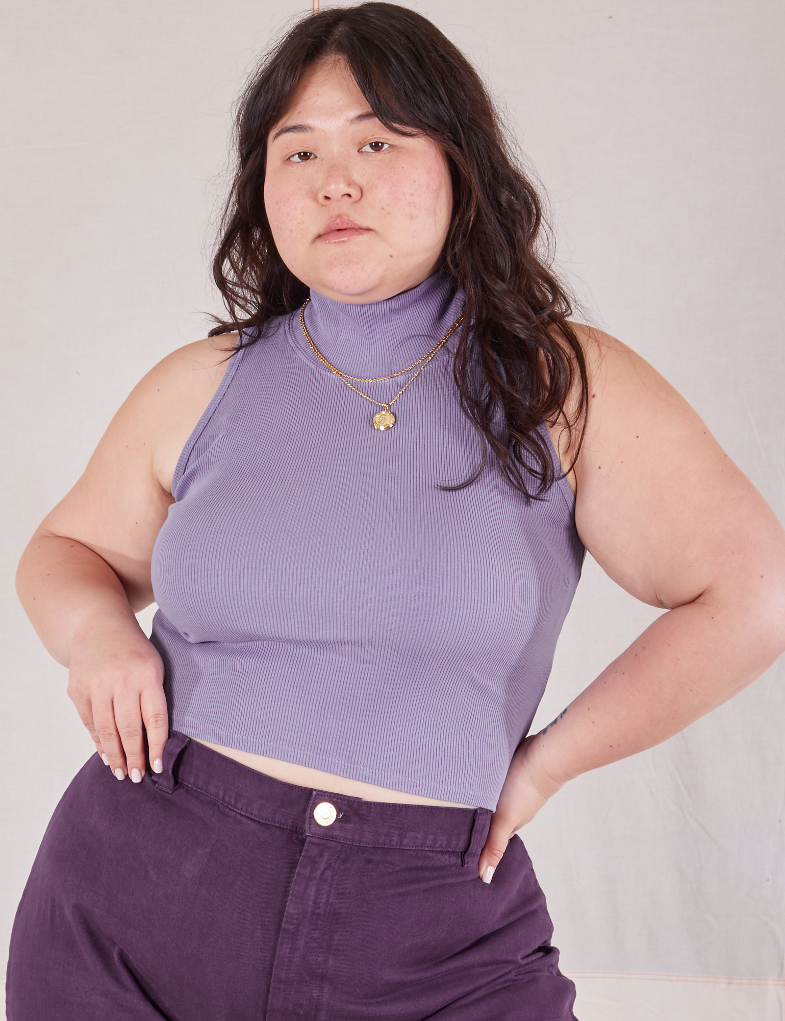 Ashley is 5&#39;7&quot; and wearing L Sleeveless Essential Turtleneck in Faded Grape