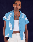 Jerrod is 6'3" and wearing M Soda Bottle Pantry Button-Up in Greek Blue