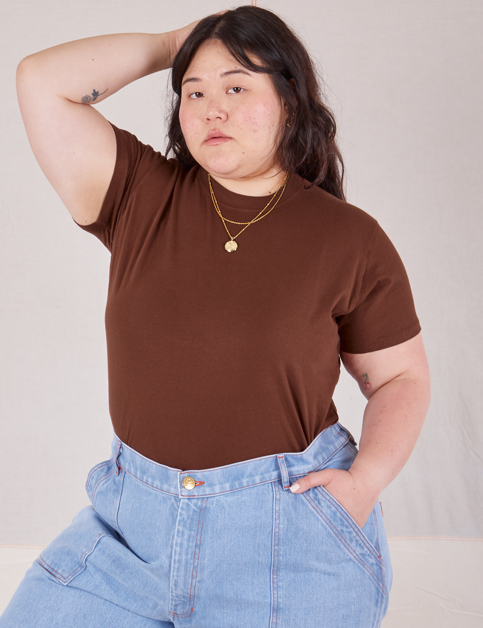 Ashley is 5'7" and wearing L Organic Vintage Tee in Fudgesicle Brown tucked into light wash Carpenter Jeans