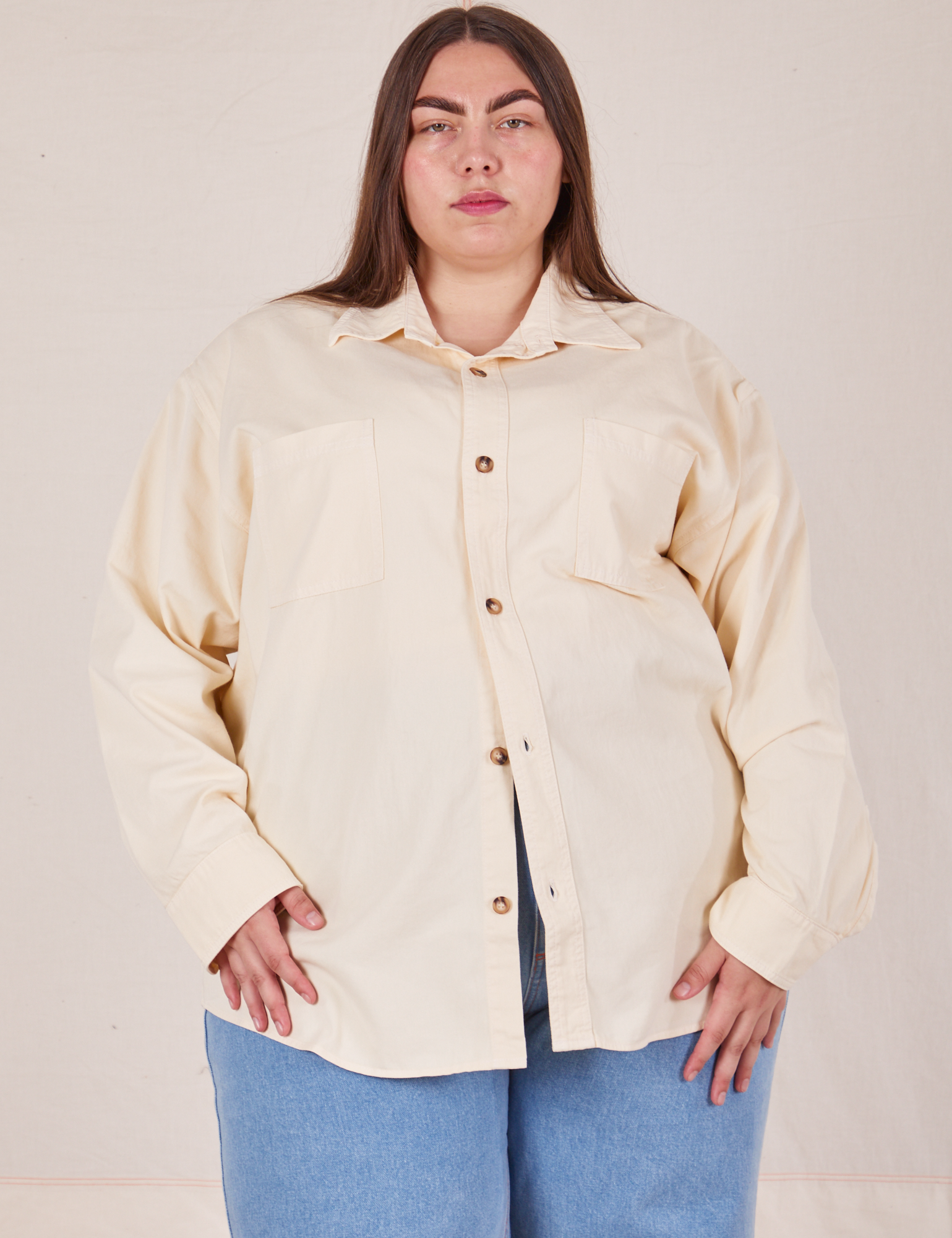 Marielena is wearing a buttoned up Oversize Overshirt in Vintage Tee Off-White