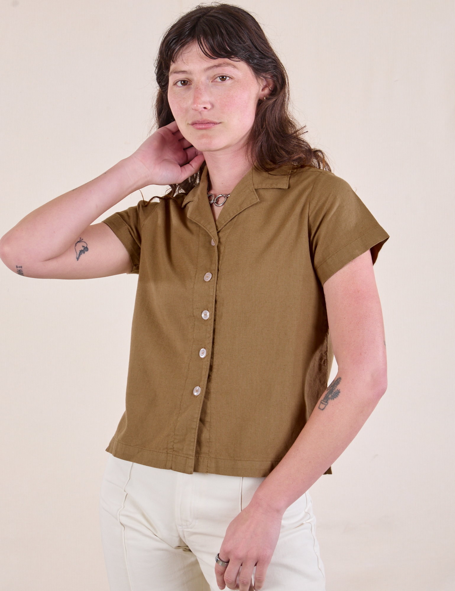 Alex is 5'8" and wearing P Pantry Button-Up in Desert Brown