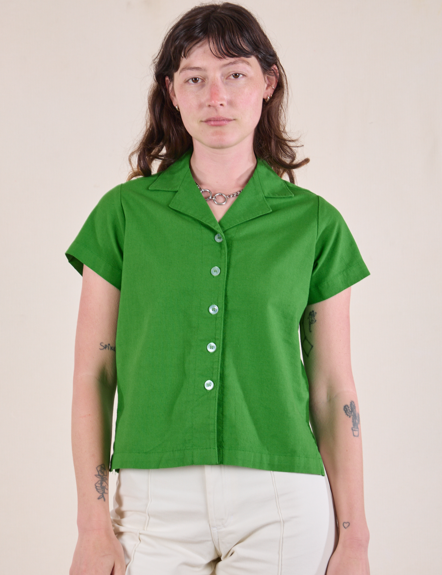 Alex is 5'8" and wearing P Pantry Button-Up in Kelly Green