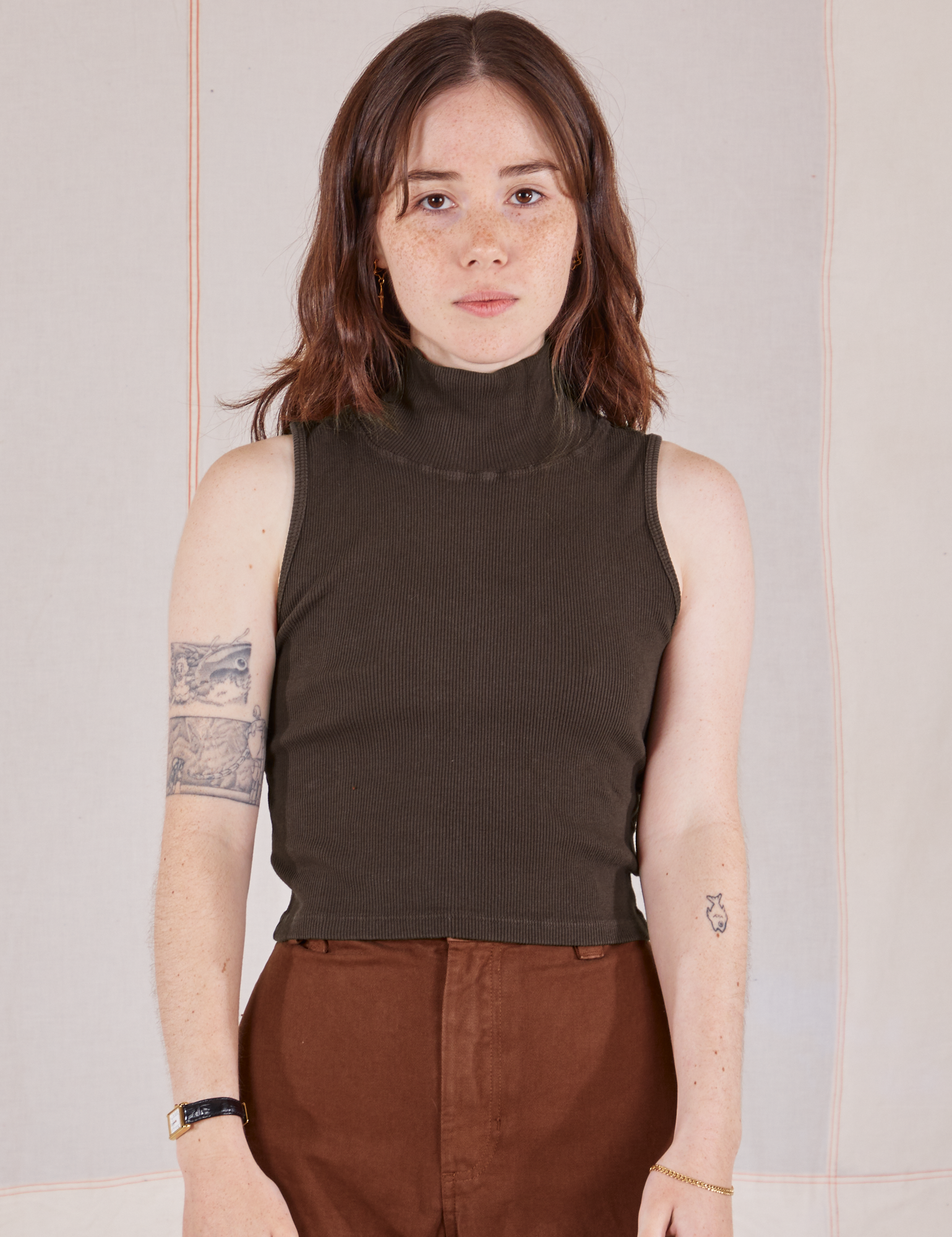 Hana is 5&#39;3&quot; and wearing P Sleeveless Essential Turtleneck in Espresso Brown