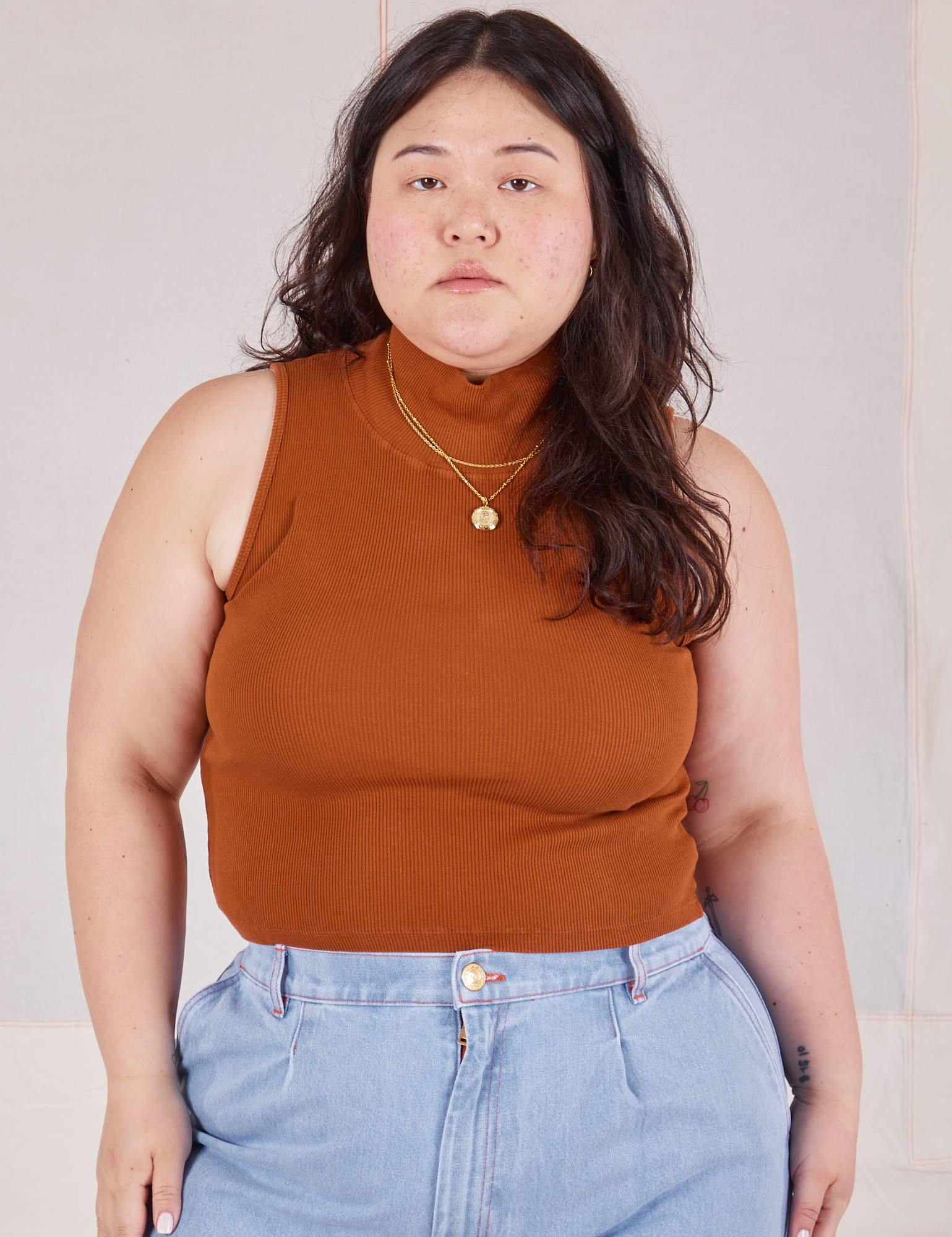 Ashley is 5&#39;7&quot; and wearing L Sleeveless Essential Turtleneck in Burnt Terracotta