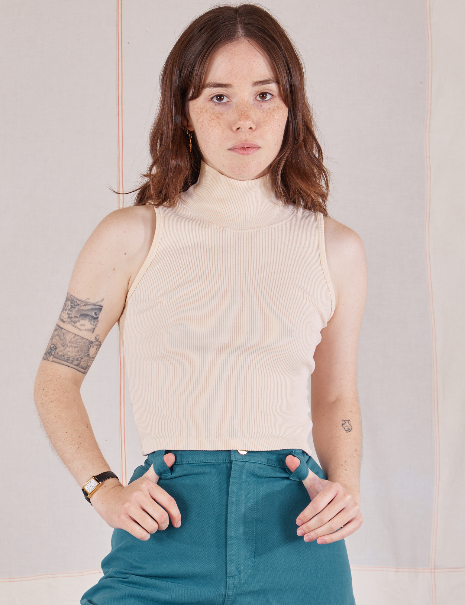 Hana is 5&#39;3&quot; and wearing P Sleeveless Essential Turtleneck in Vintage Tee Off-White