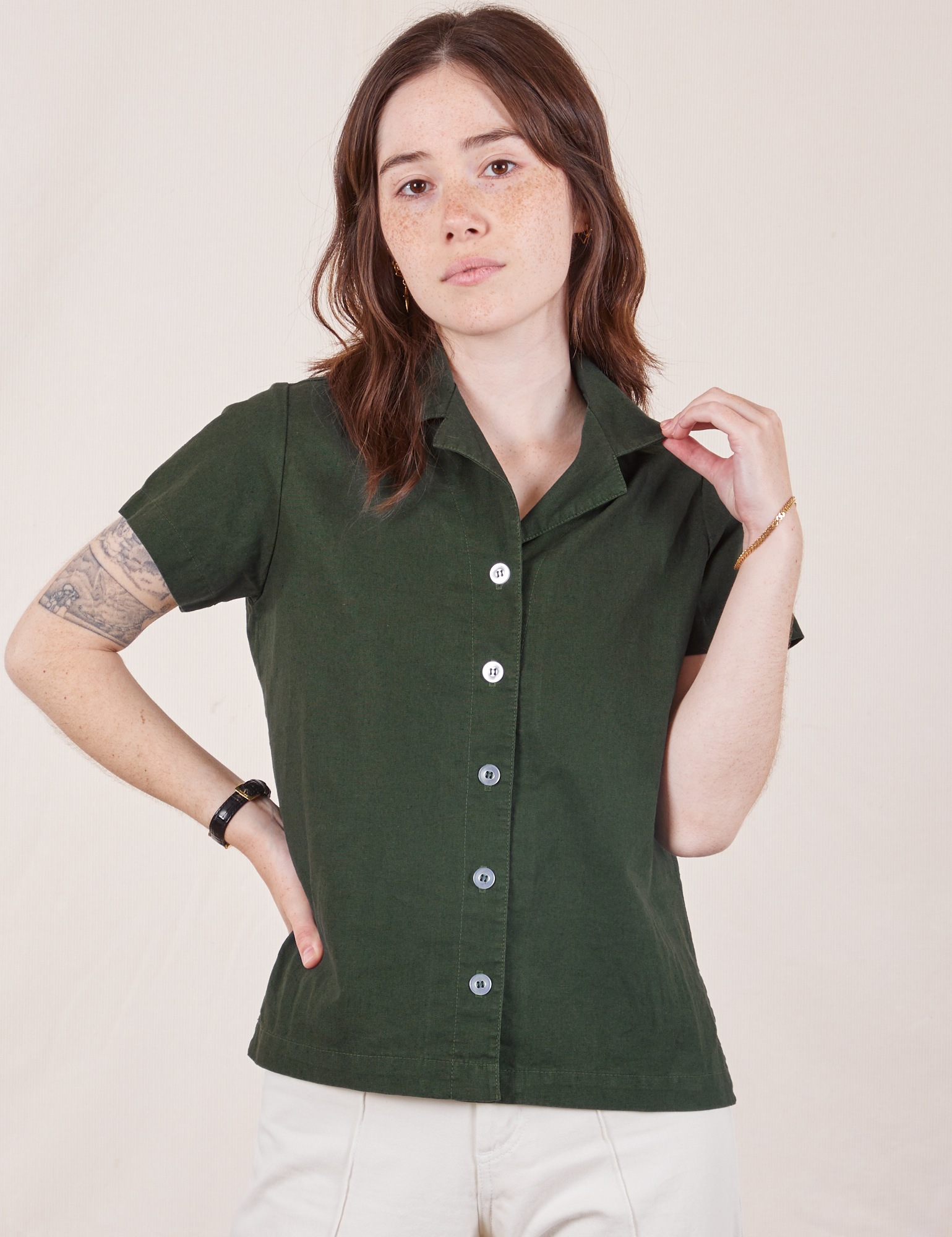 Hana is 5&#39;3&quot; and wearing P Pantry Button-Up in Swamp Green