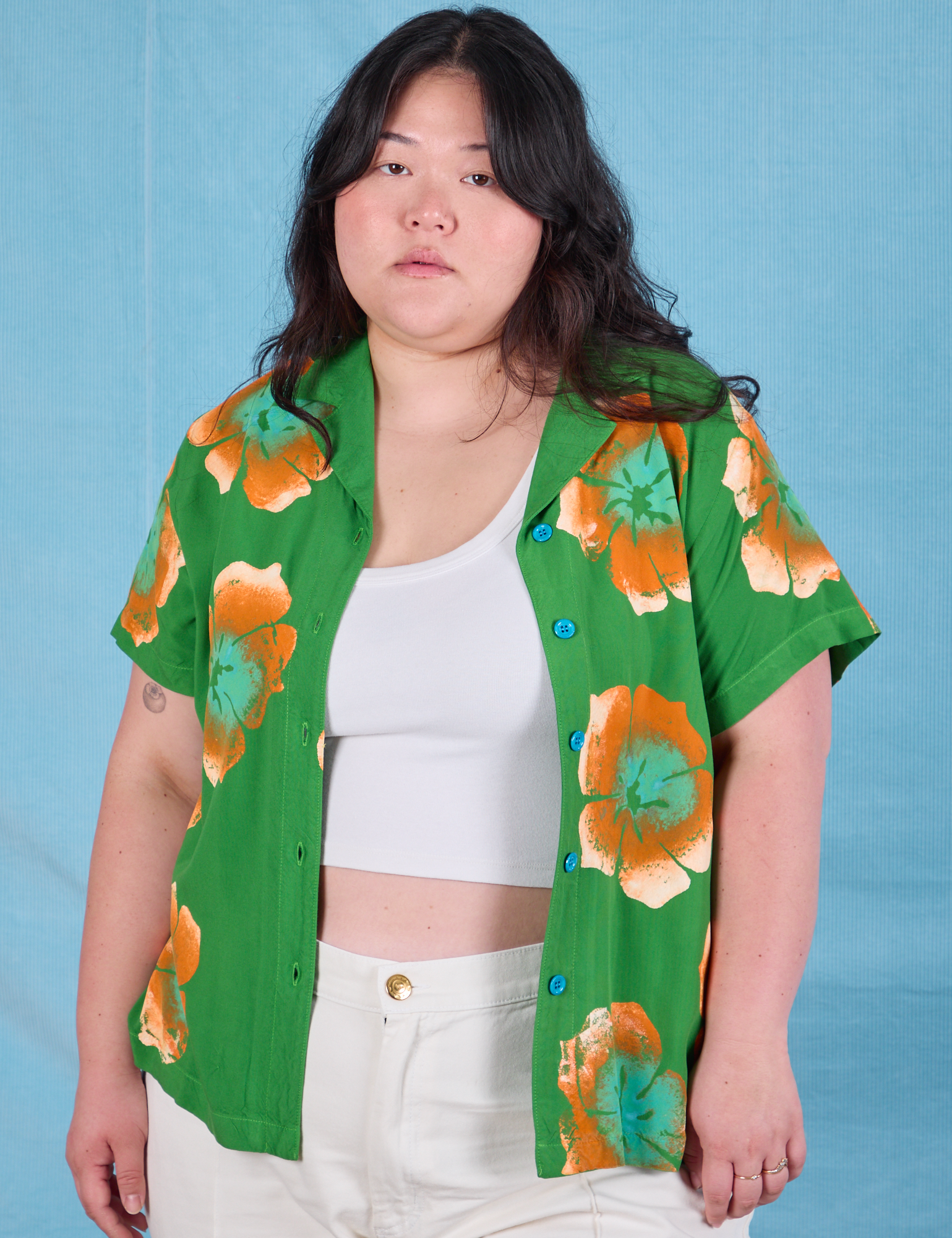 Ashley is 5'7" and wearing L Paintstamped Pantry Button-Up in Kelly Green