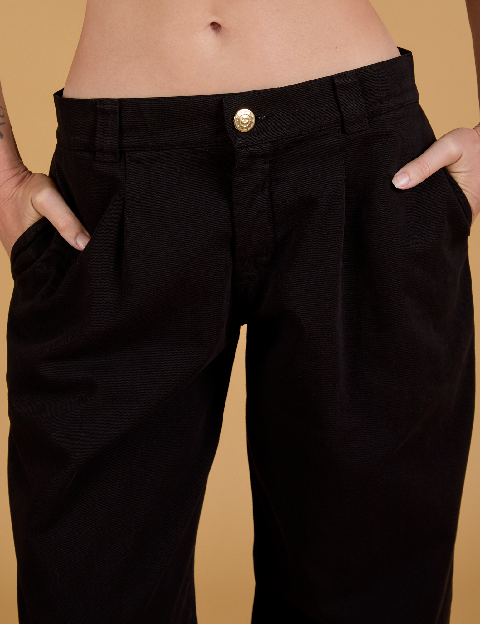 Baggy Mid-Rise Trousers in Basic Black front close up on Alex