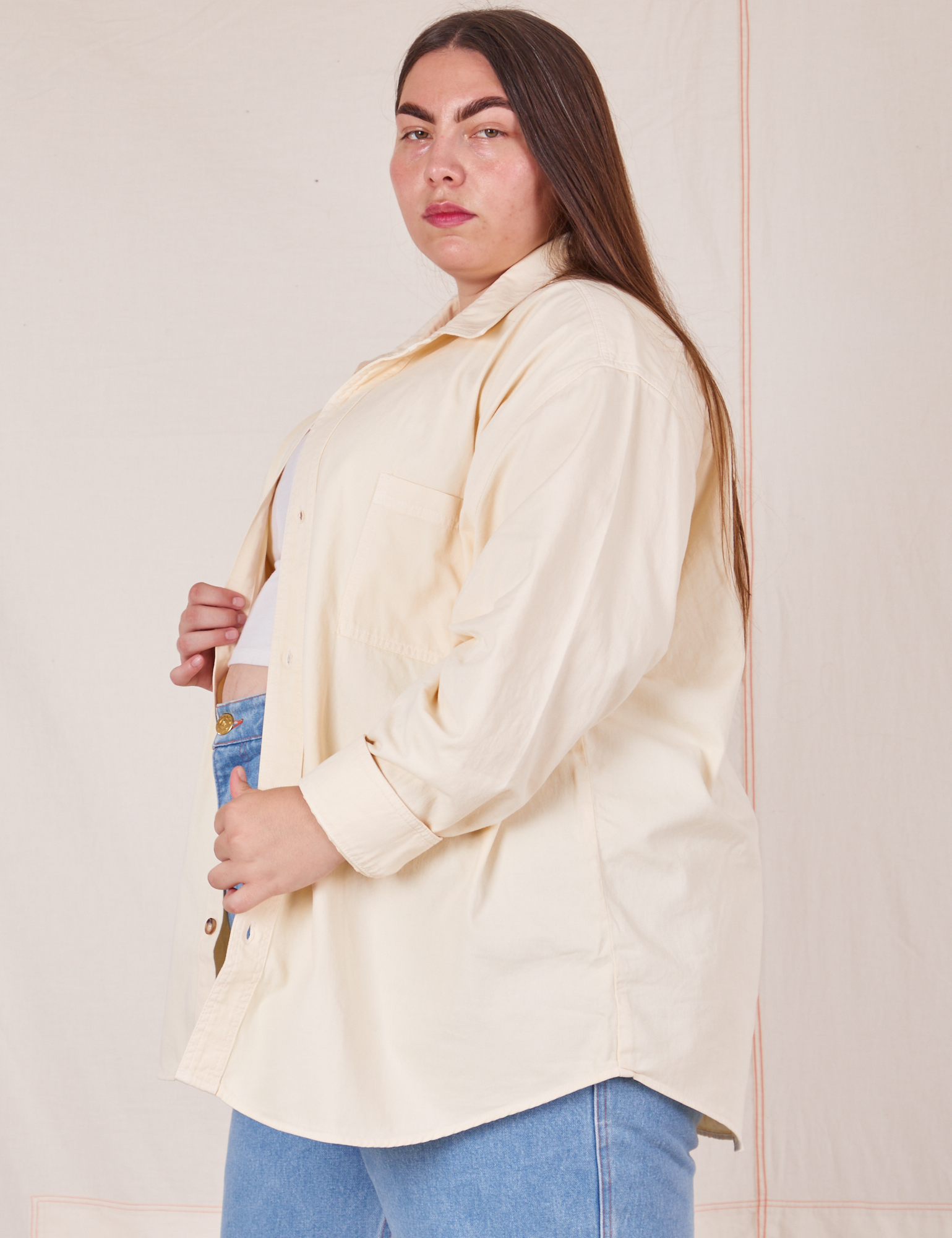 Side view of Oversize Overshirt in Vintage Tee Off-White worn by Marielena