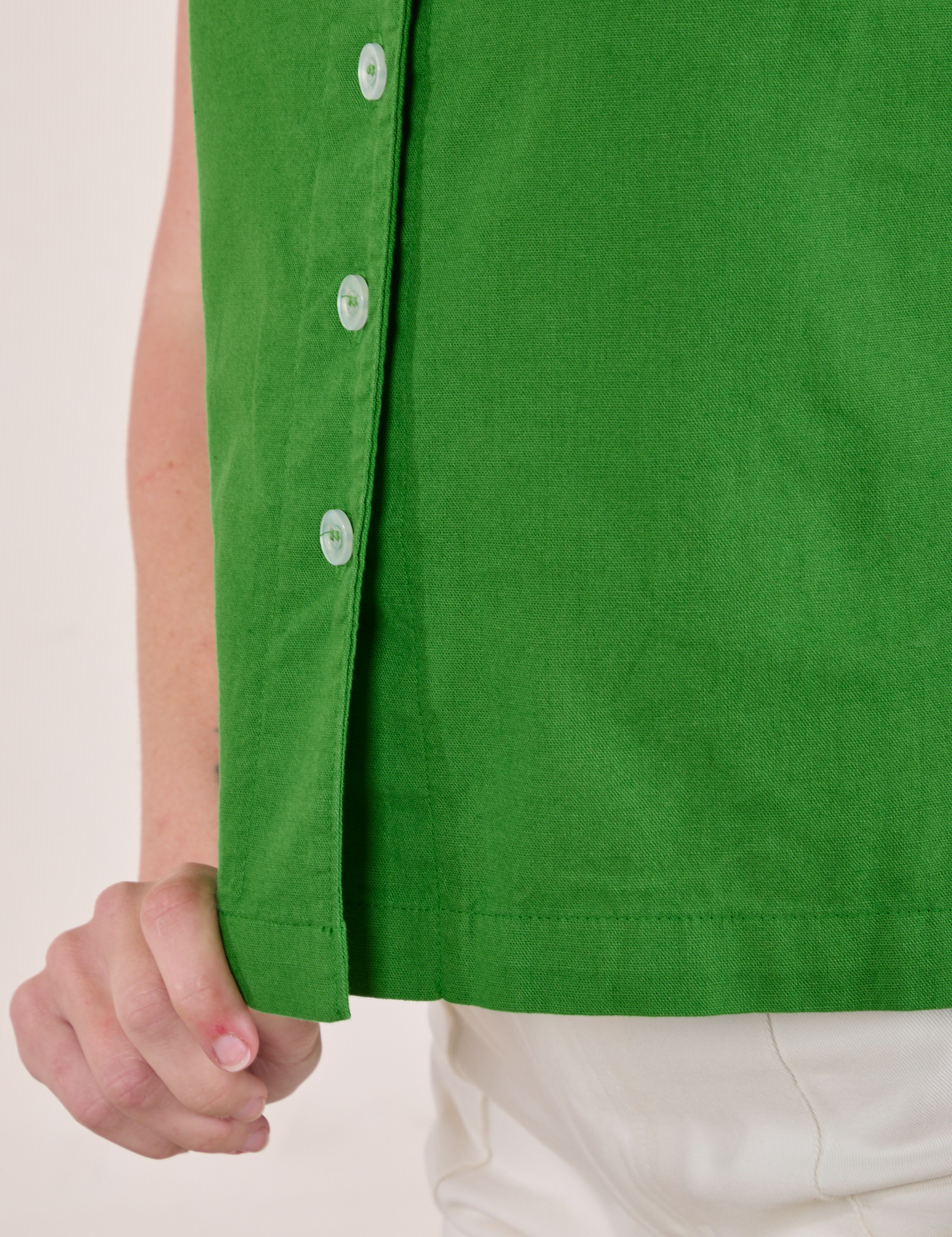 Pantry Button-Up in Kelly Green close up of buttons