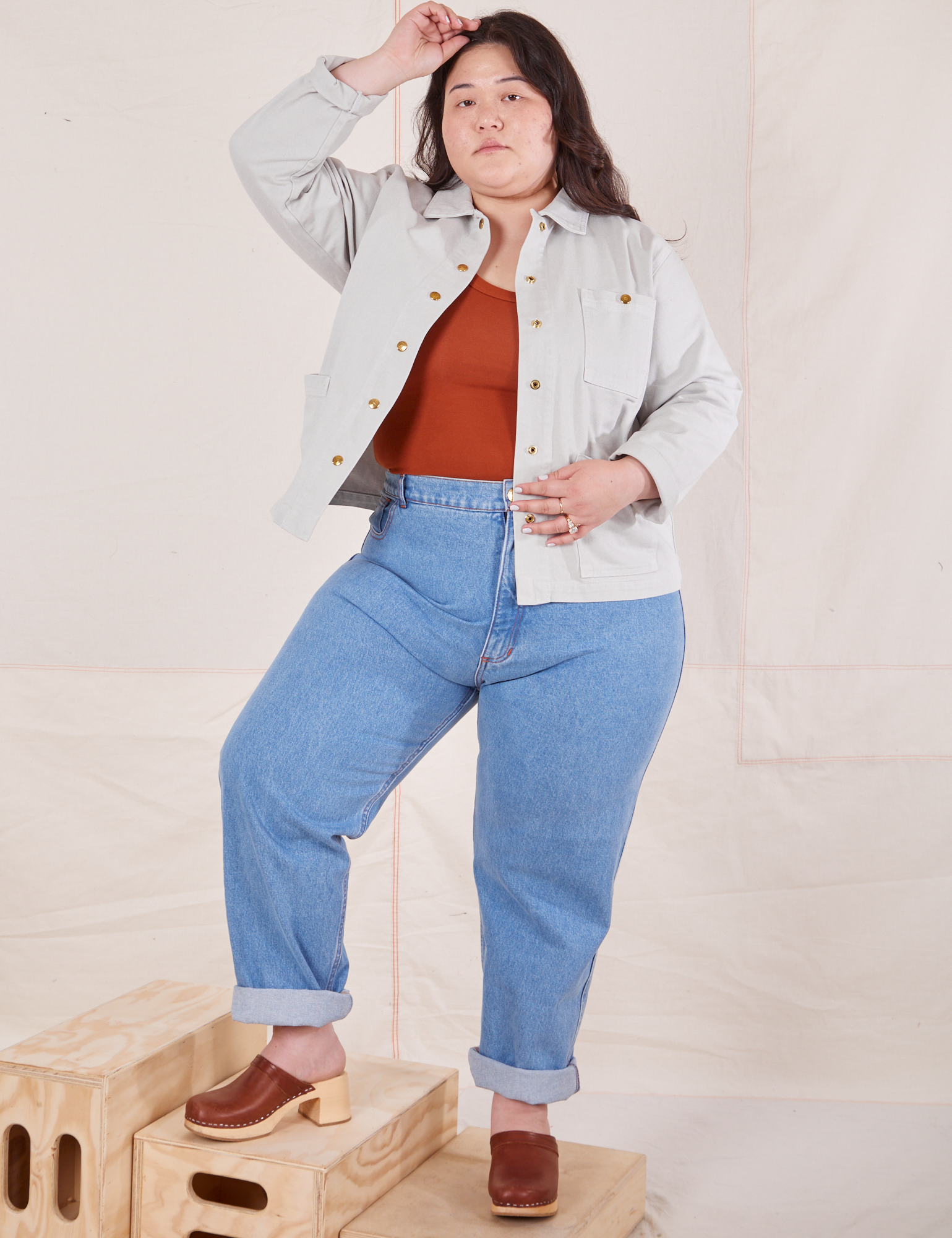 Ashley is 5&#39;7&quot; and wearing 1XL Denim Work Jacket in Dishwater White paired with light wash Frontier Jeans