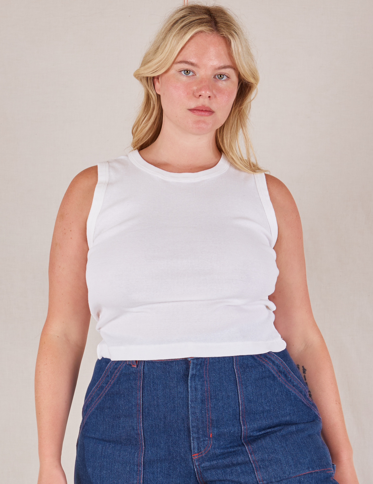 Lish is 5’8” and wearing L Muscle Tee in Vintage Tee Off-White