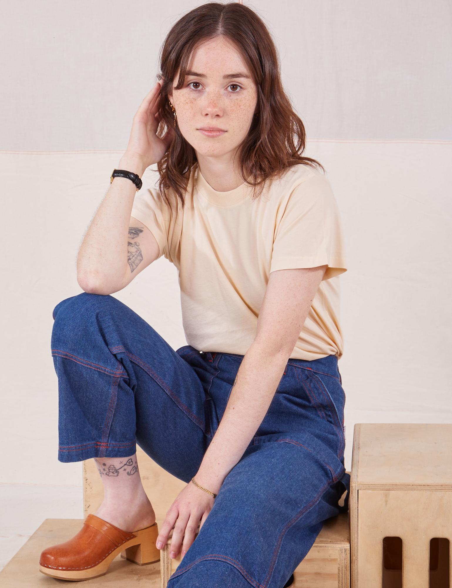 Hana is wearing Organic Vintage Tee in Vintage Tee Off-White and dark wash Carpenter Jeans