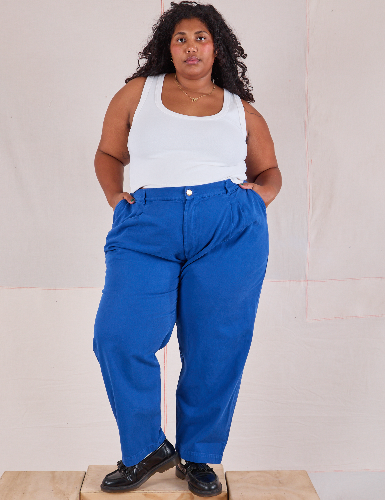 Morgan is 5'5" and wearing 1XL Heavyweight Trousers in Royal Blue paired with a Cropped Tank in Vintage Tee Off-White