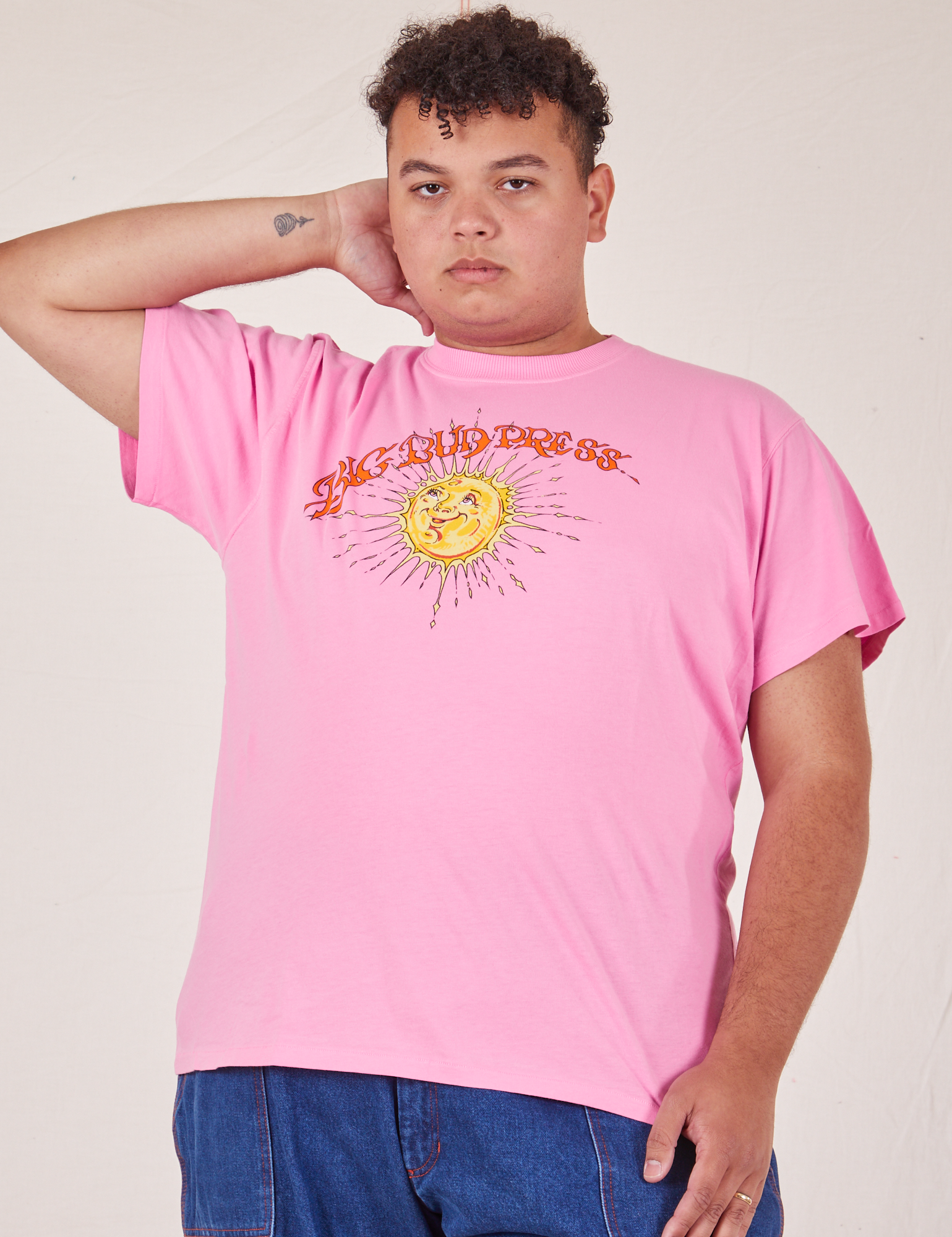 Miguel is 6&#39;0&quot; and wearing 2XL Sun Baby Organic Tee in Bubblegum Pink