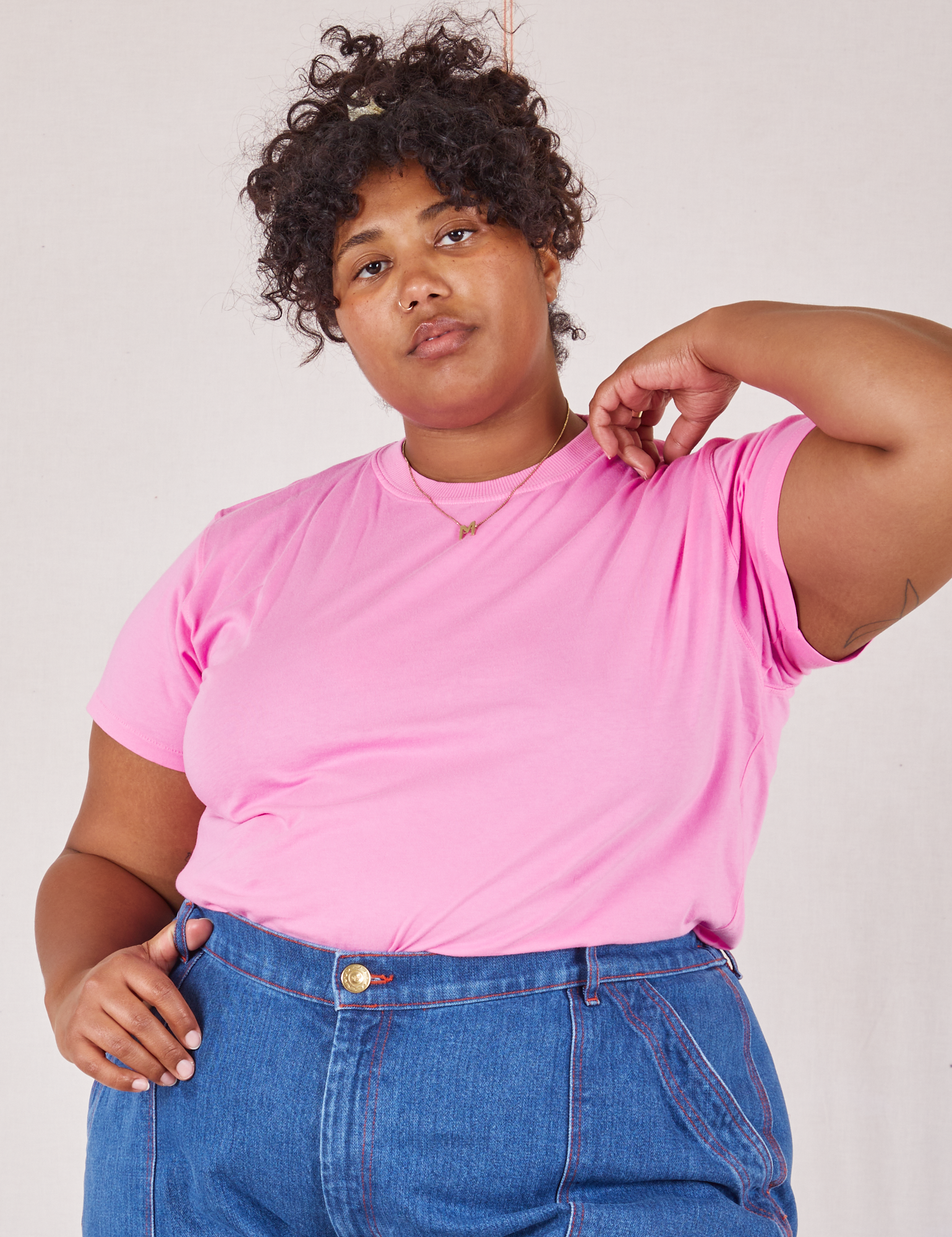 Morgan is 5'5" and wearing L Organic Vintage Tee in Bubblegum Pink tucked into dark wash Carpenter Jeans