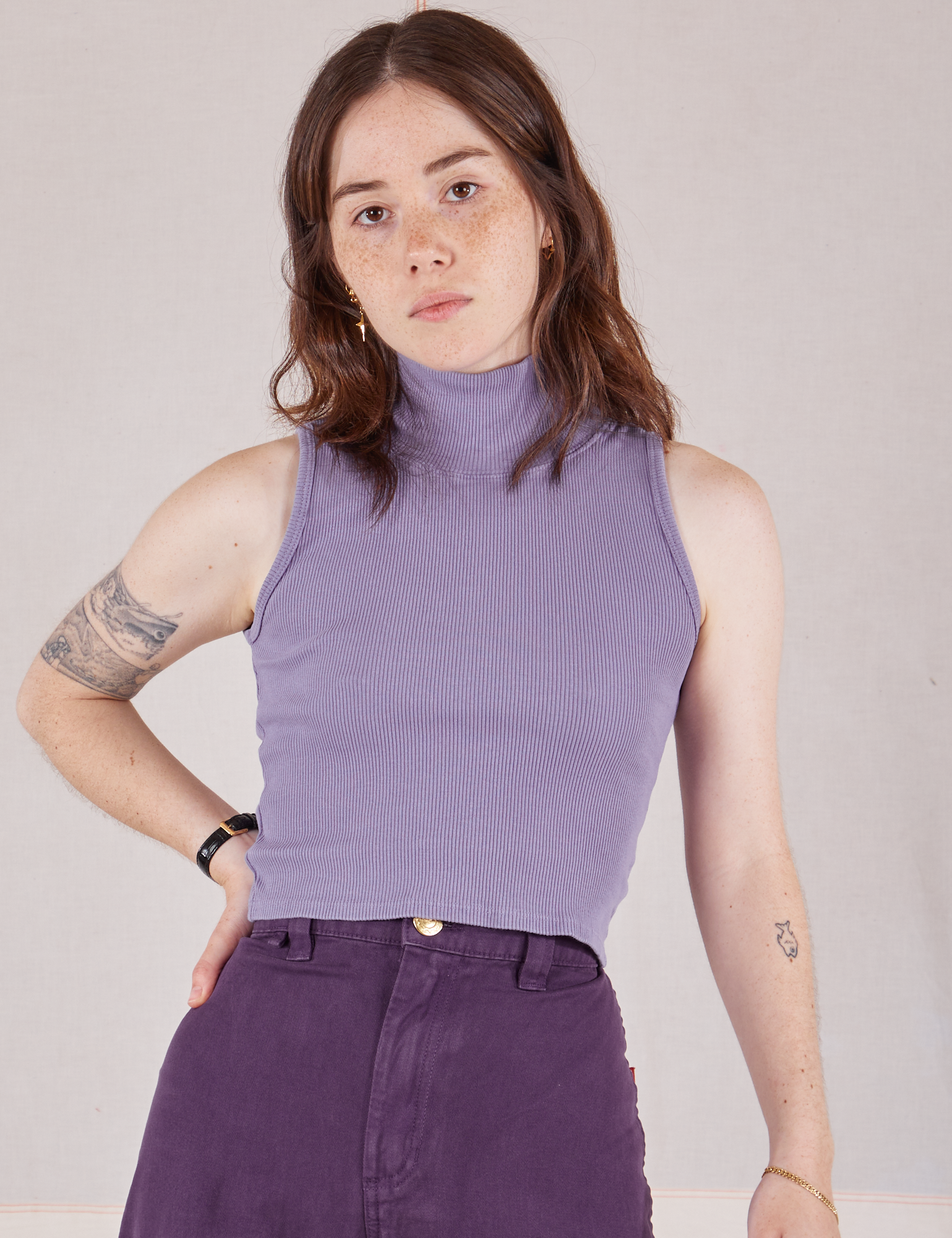 Hana is 5&#39;3&quot; and wearing P Sleeveless Essential Turtleneck in Faded Grape