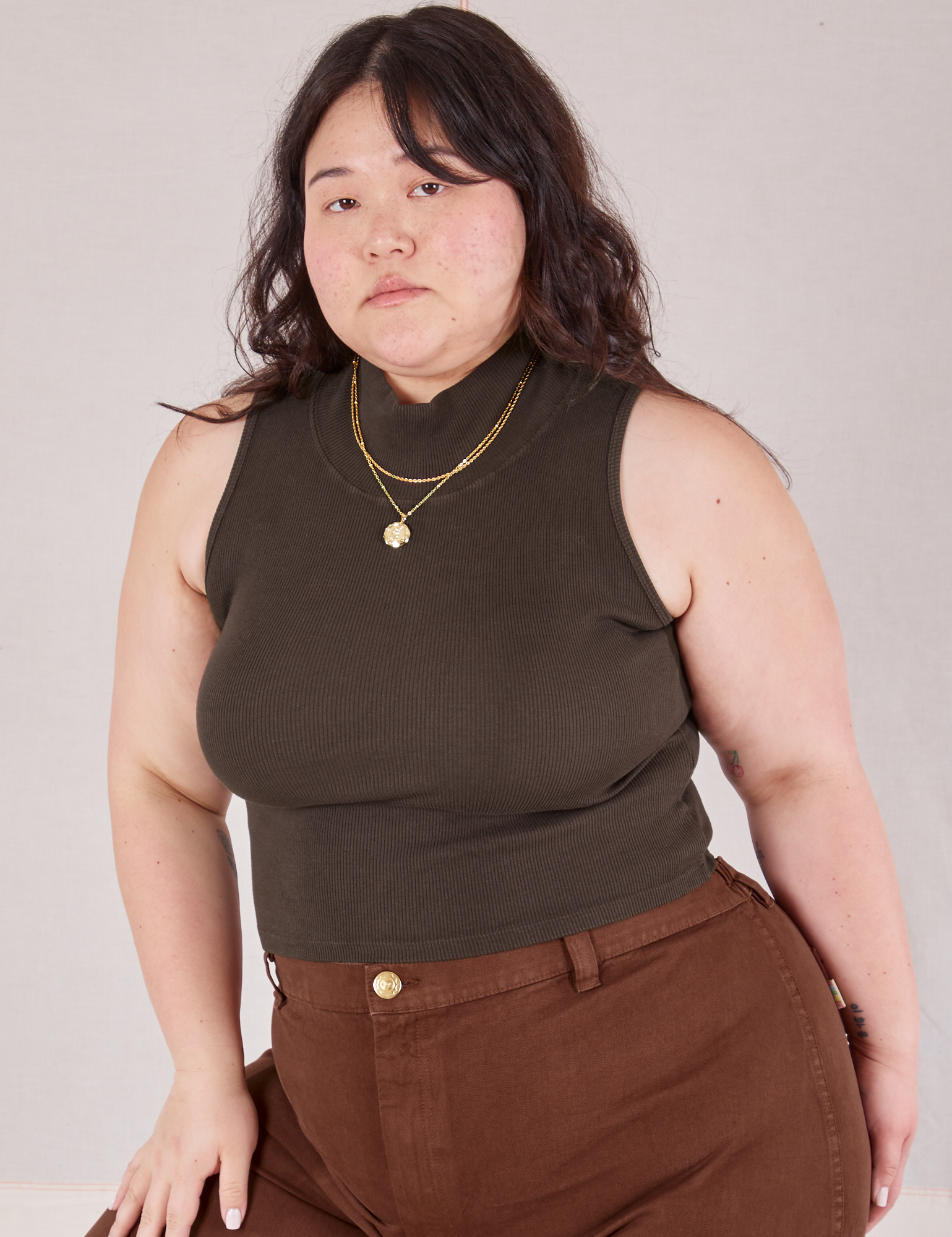 Ashley is 5&#39;7&quot; and wearing L Sleeveless Essential Turtleneck in Espresso Brown