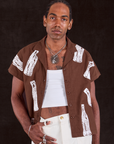 Jerrod is 6'3" and wearing M Soda Bottle Pantry Button-Up in Fudgesicle Brown