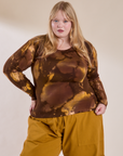 Juliet is 5'7" and wearing L Long Sleeve Baby Tee in Honey Brown