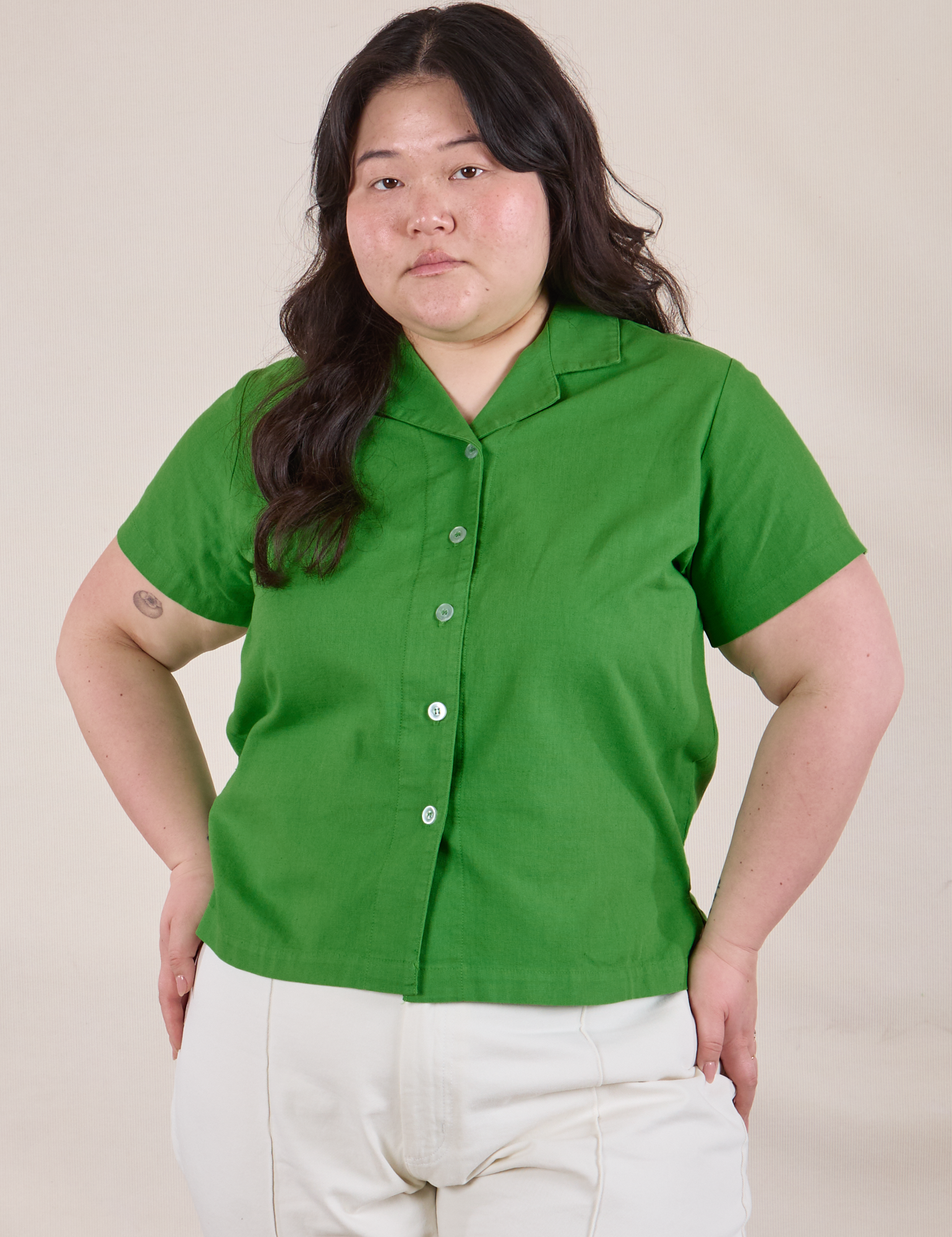 Ashley is 5'7" and wearing L Pantry Button-Up in Kelly Green