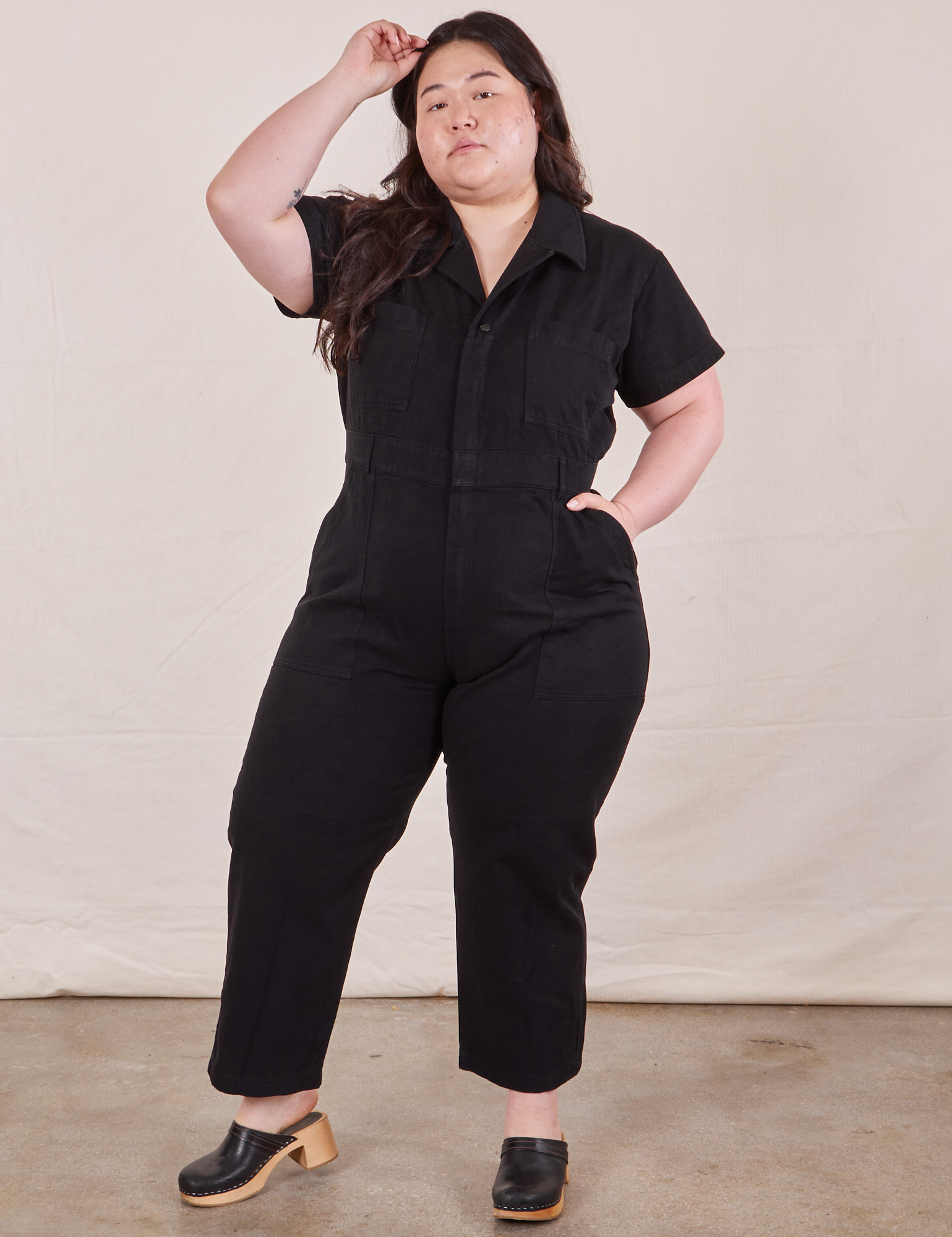 Ashley is 5’7” and wearing 1XL Petite Short Sleeve Jumpsuit in Basic Black.