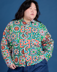 Ashley is 5’7” and wearing L Cropped Overshirt in Quilt Print