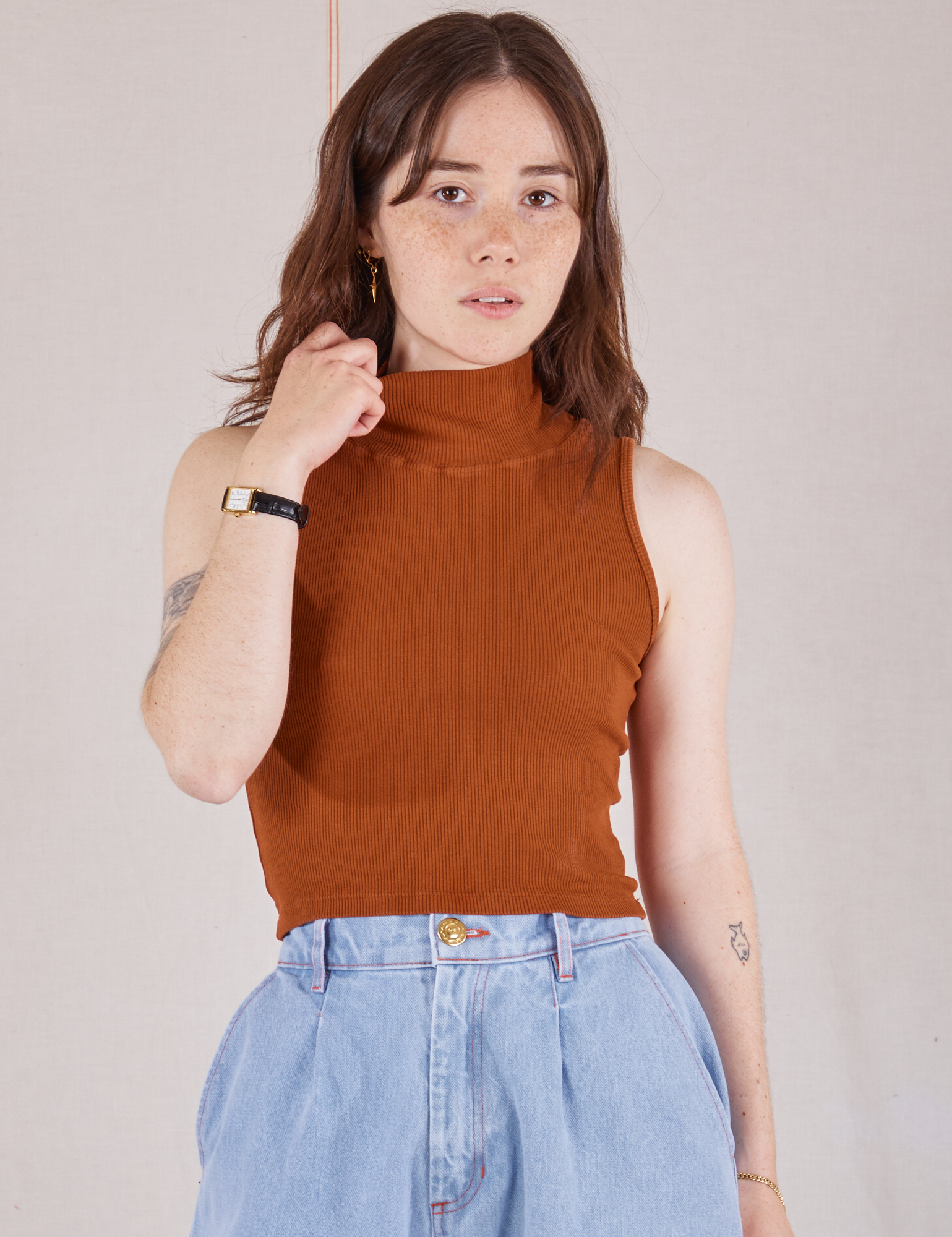 Hana is 5&#39;3&quot; and wearing P Sleeveless Essential Turtleneck in Burnt Terracotta