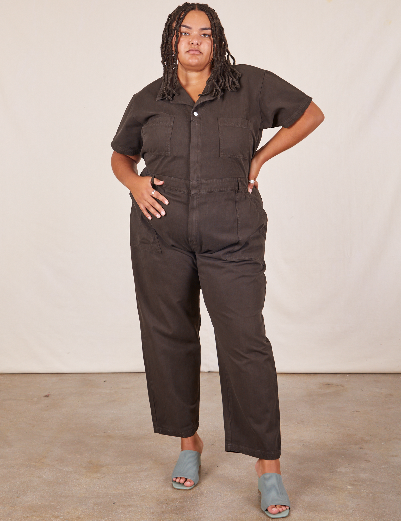 Alicia is 5’9” and wearing 2XL Short Sleeve Jumpsuit in Espresso Brown