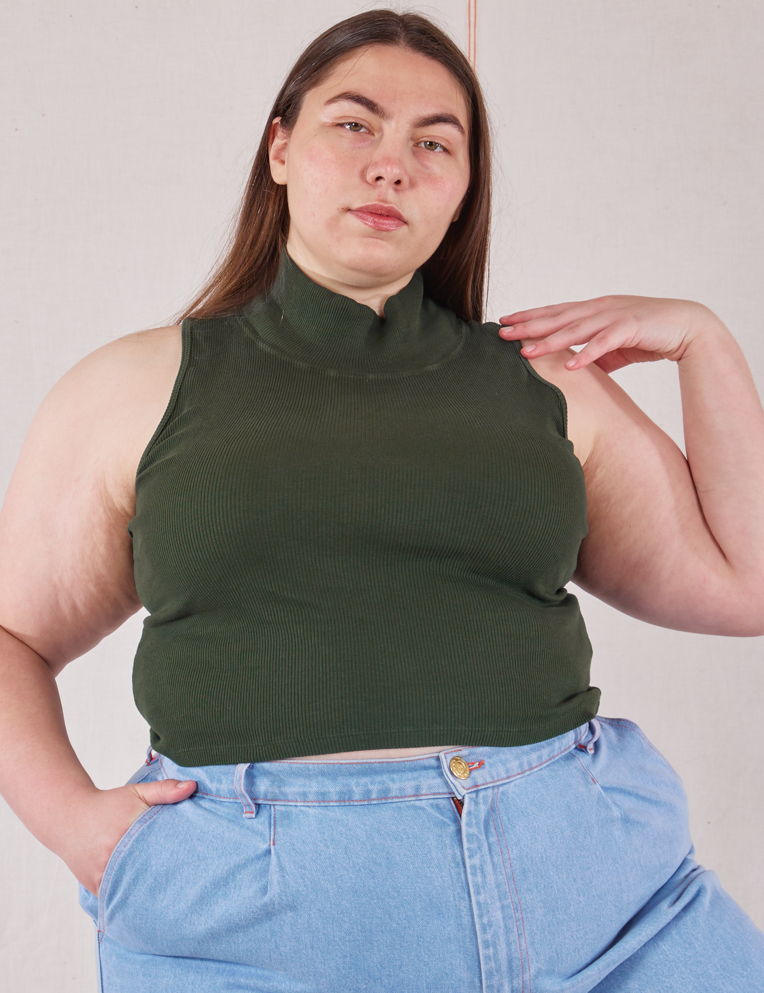Marielena is 5&#39;8&quot; and wearing XL Sleeveless Essential Turtleneck in Swamp Green