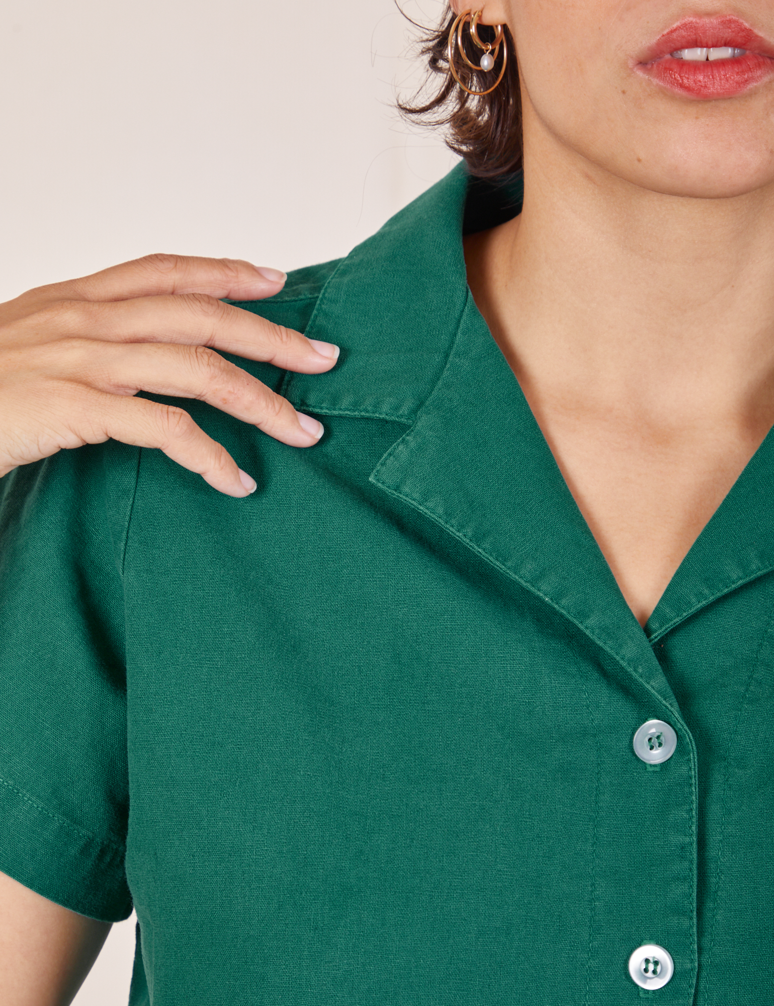 Front collar close up of Pantry Button-Up in Hunter Green on Tiara