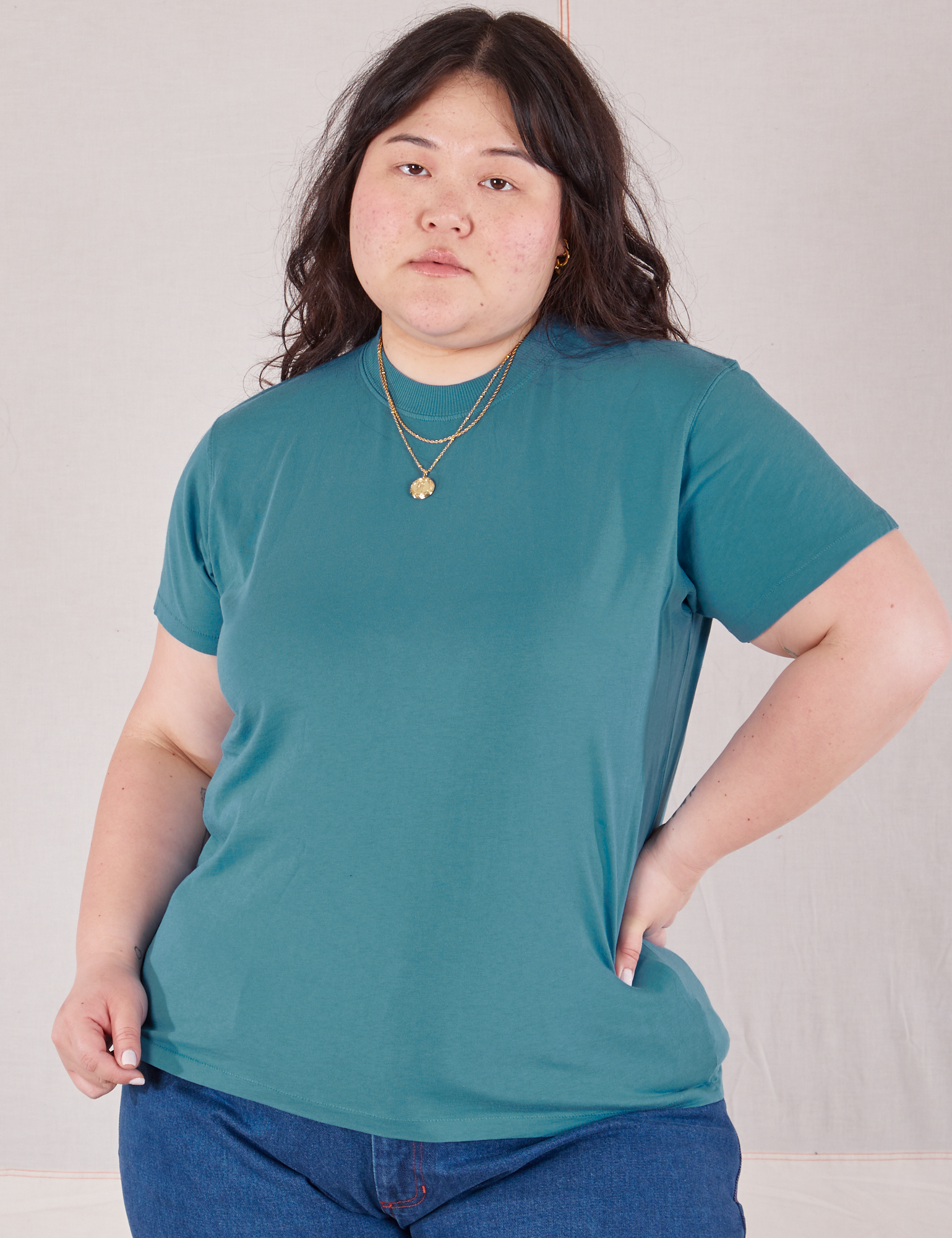 Ashley is 5&#39;7&quot; and wearing L Organic Vintage Tee in Marine Blue