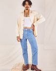 Jesse is wearing Oversize Overshirt in Vintage Tee Off-White and light wash Frontier Jeans