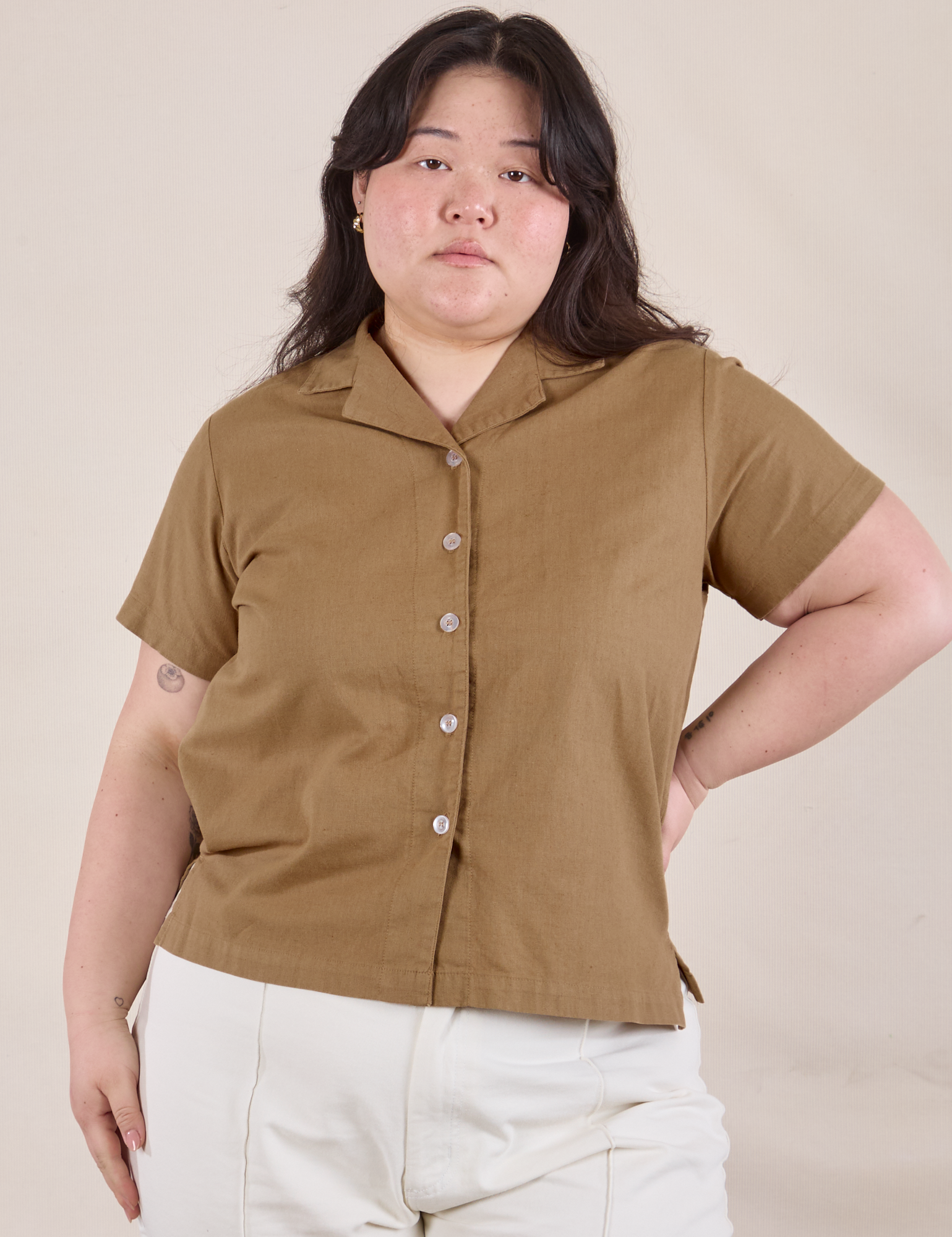 Ashley is 5'7" and wearing L Pantry Button-Up in Desert Brown