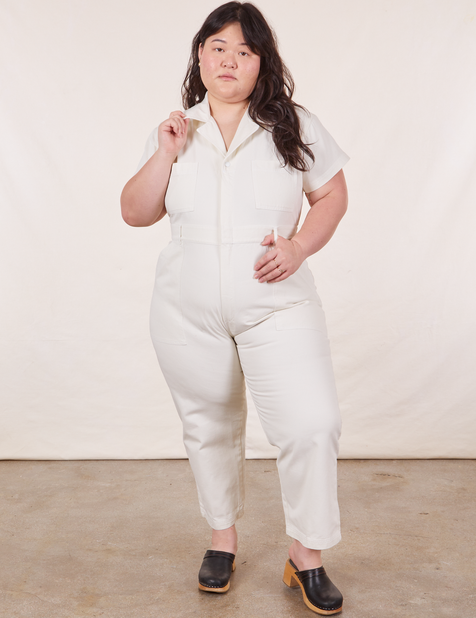 Ashley is 5’7” and wearing 1XL Petite  Short Sleeve Jumpsuit in Vintage Tee Off-White