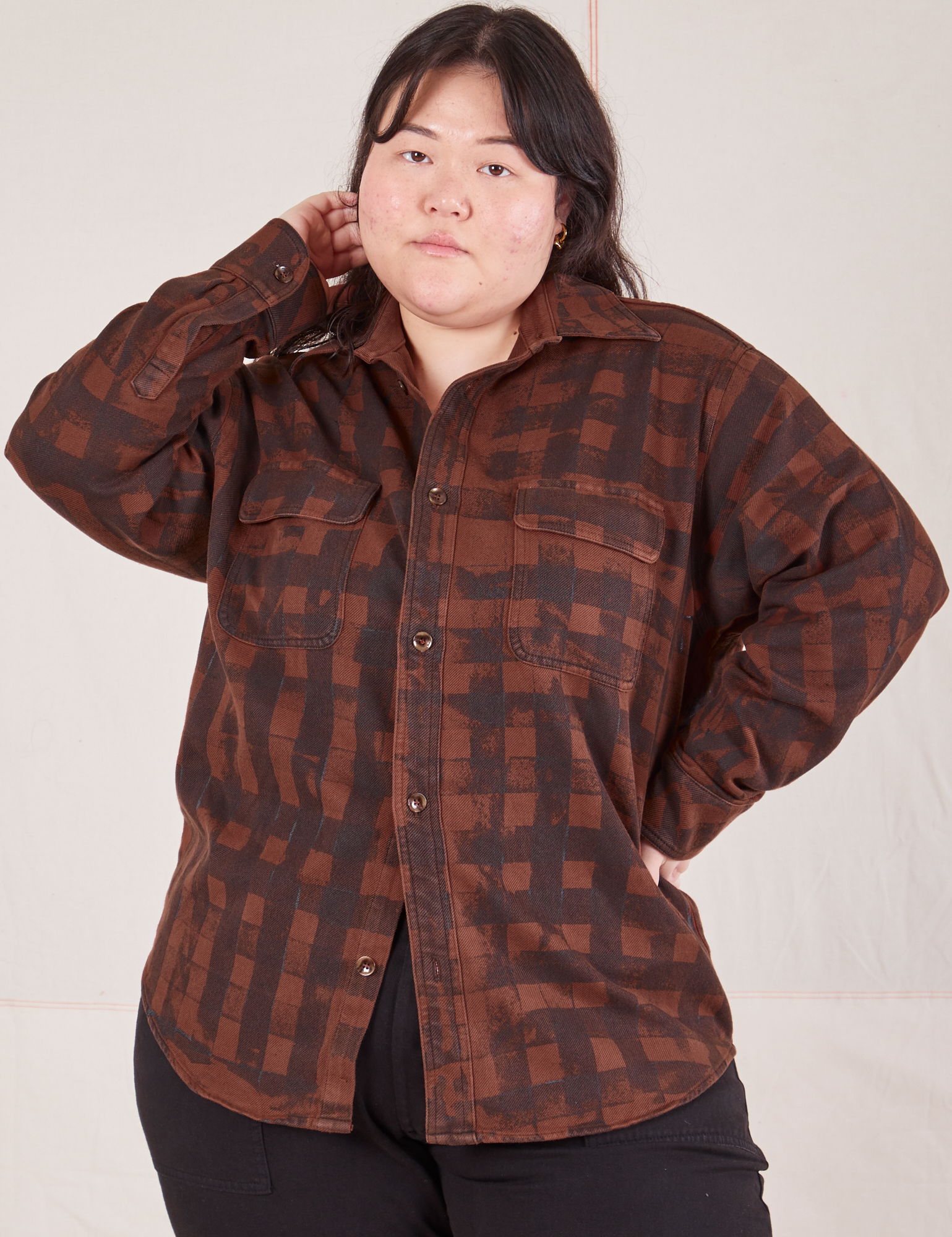Ashley is 5&#39;7&quot; and wearing M Plaid Flannel Overshirt in Fudgesicle Brown