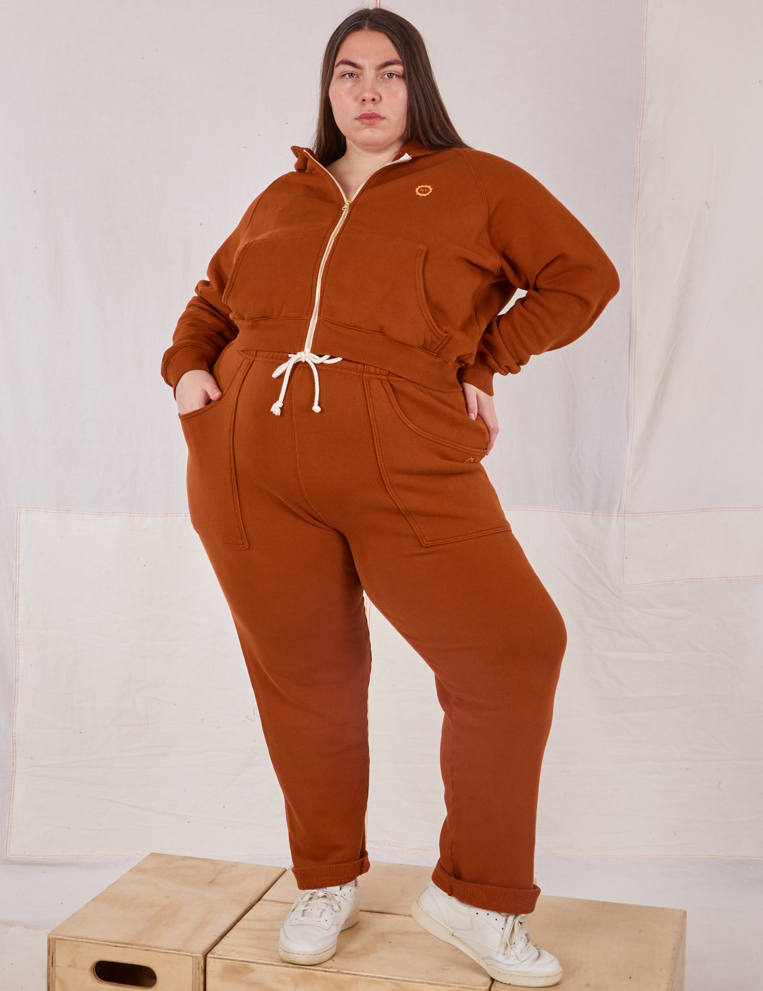 Marielena is 5&#39;8&quot; and wearing L Cropped Zip Hoodie in Burnt Terracotta paired with matching Rolled Cuff Sweat Pants