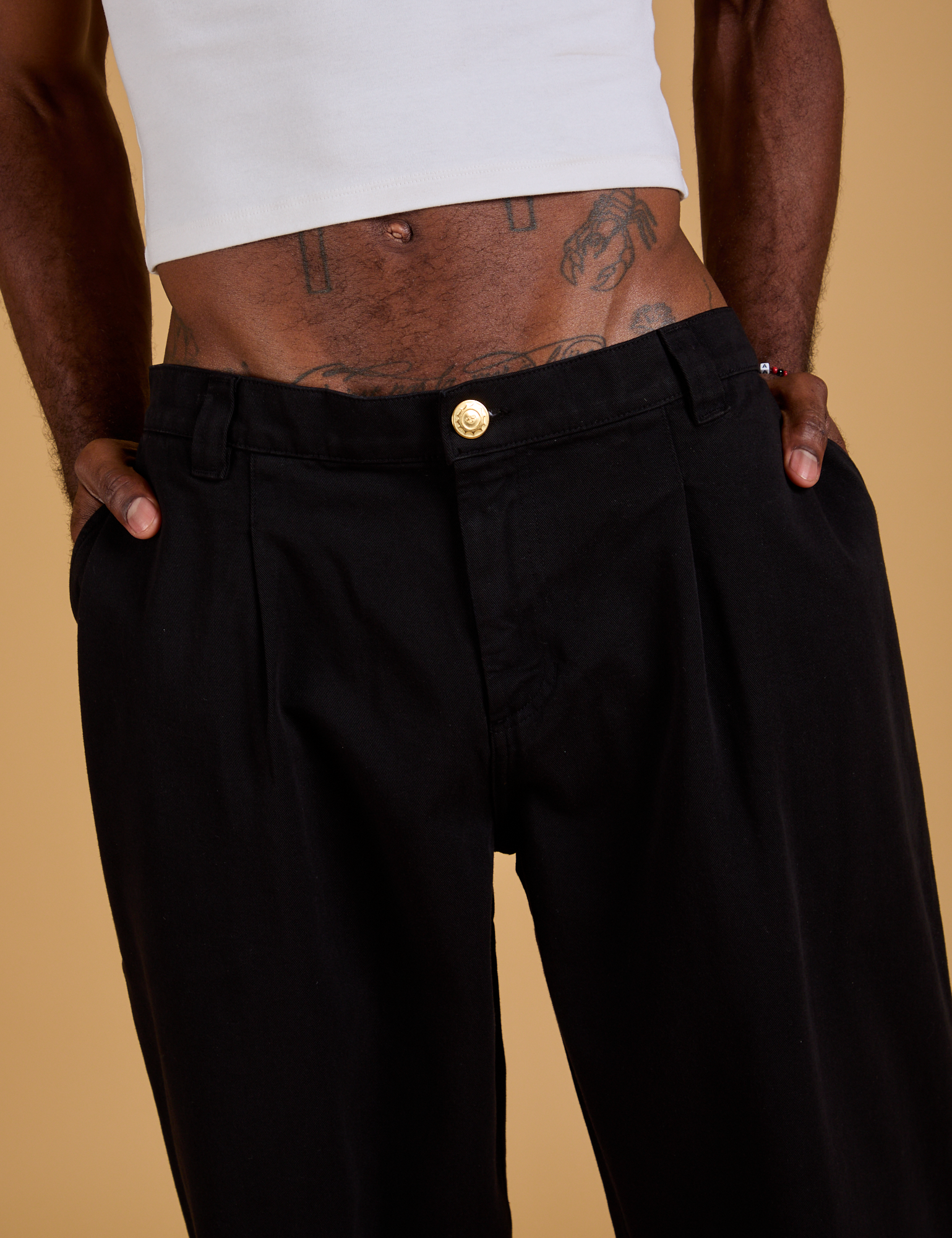 Baggy Mid-Rise Trousers in Basic Black front close up on Jerrod