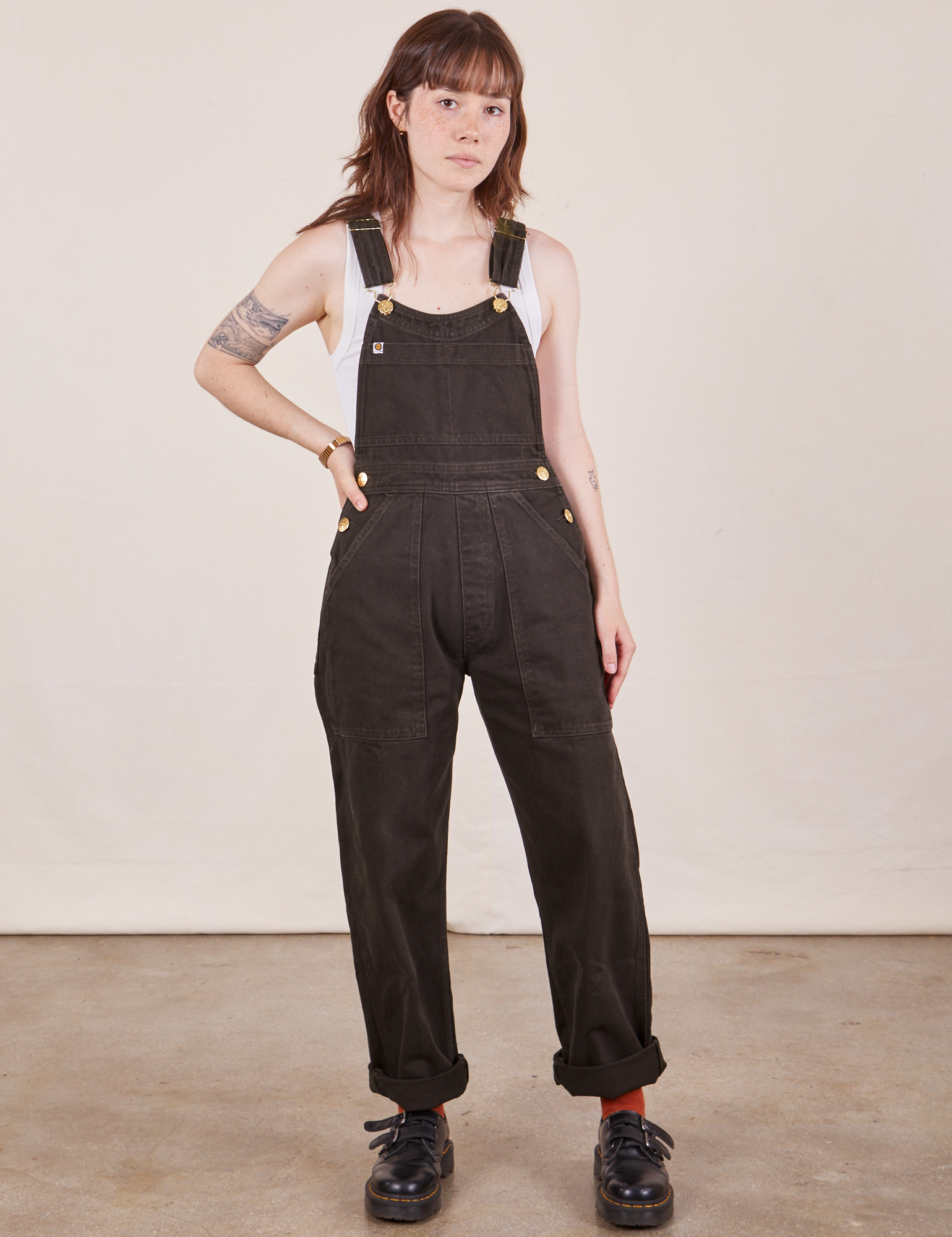 Hana is 5&#39;3&quot; and wearing size P Original Overalls in Mono Espresso with a vintage off-white Cropped Tank Top.