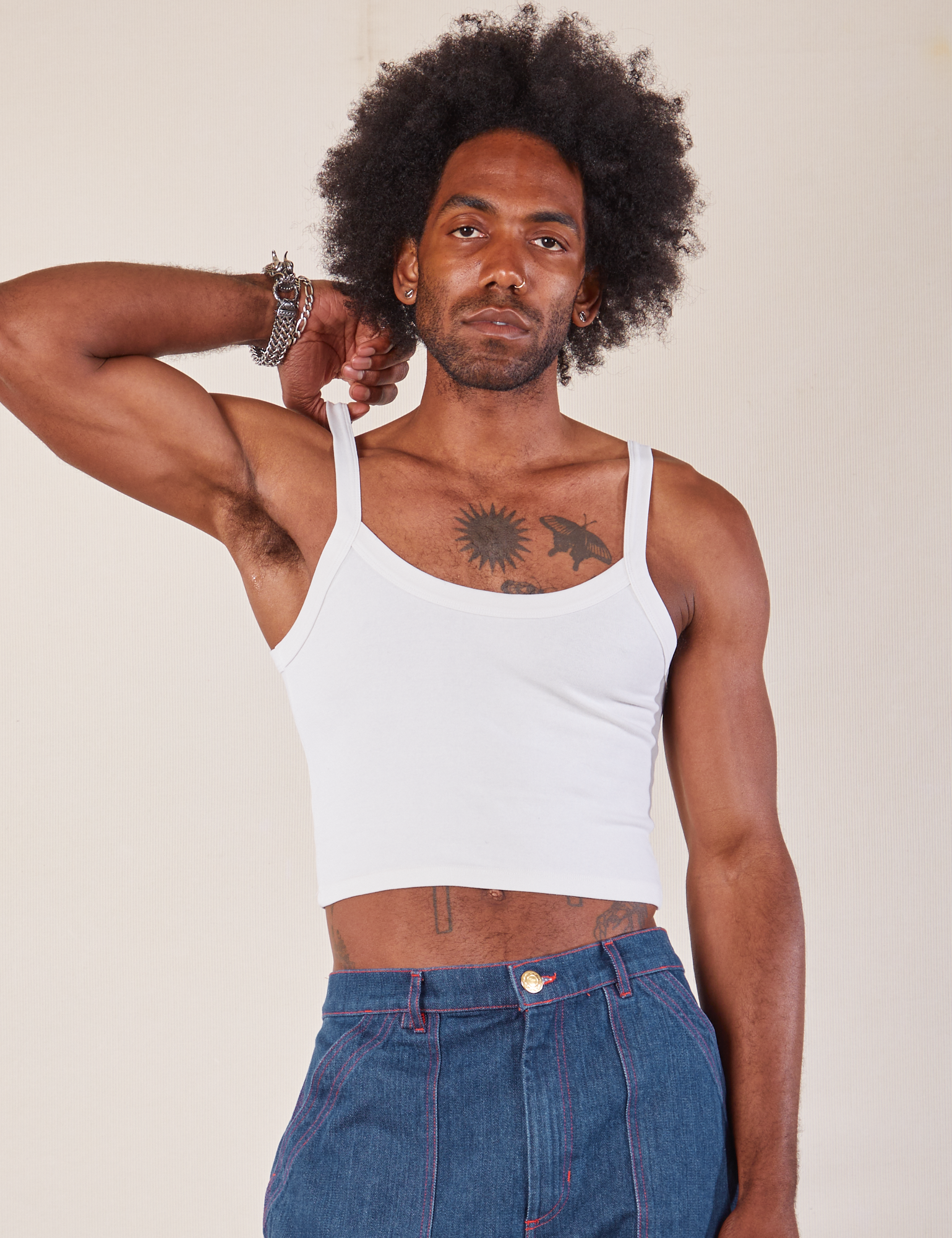 Jerrod is 6’3” and wearing S Cropped Cami in Vintage Tee Off-White paired with dark wash Carpenter Jeans