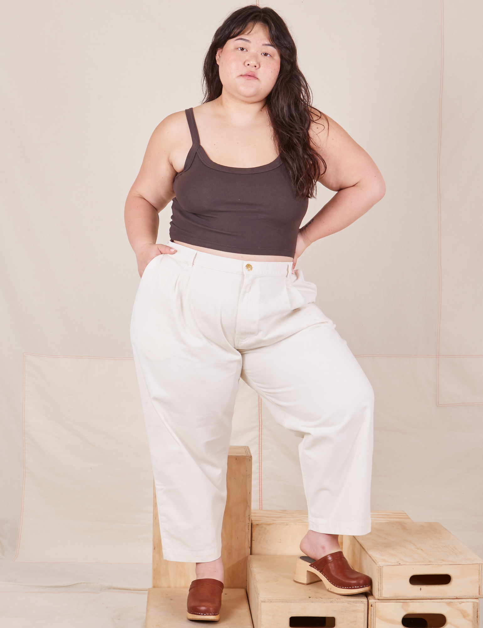 Ashley is 5&#39;7&quot; and wearing 1XL Petite Heavyweight Trousers in Vintage Tee Off-White paired with espresso brown Cropped Cami.