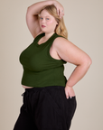 Muscle Tee in Evergreen side view on Juliet