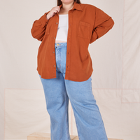 Marielena is wearing Oversize Overshirt in Burnt Terracotta and light wash Sailor Jeans