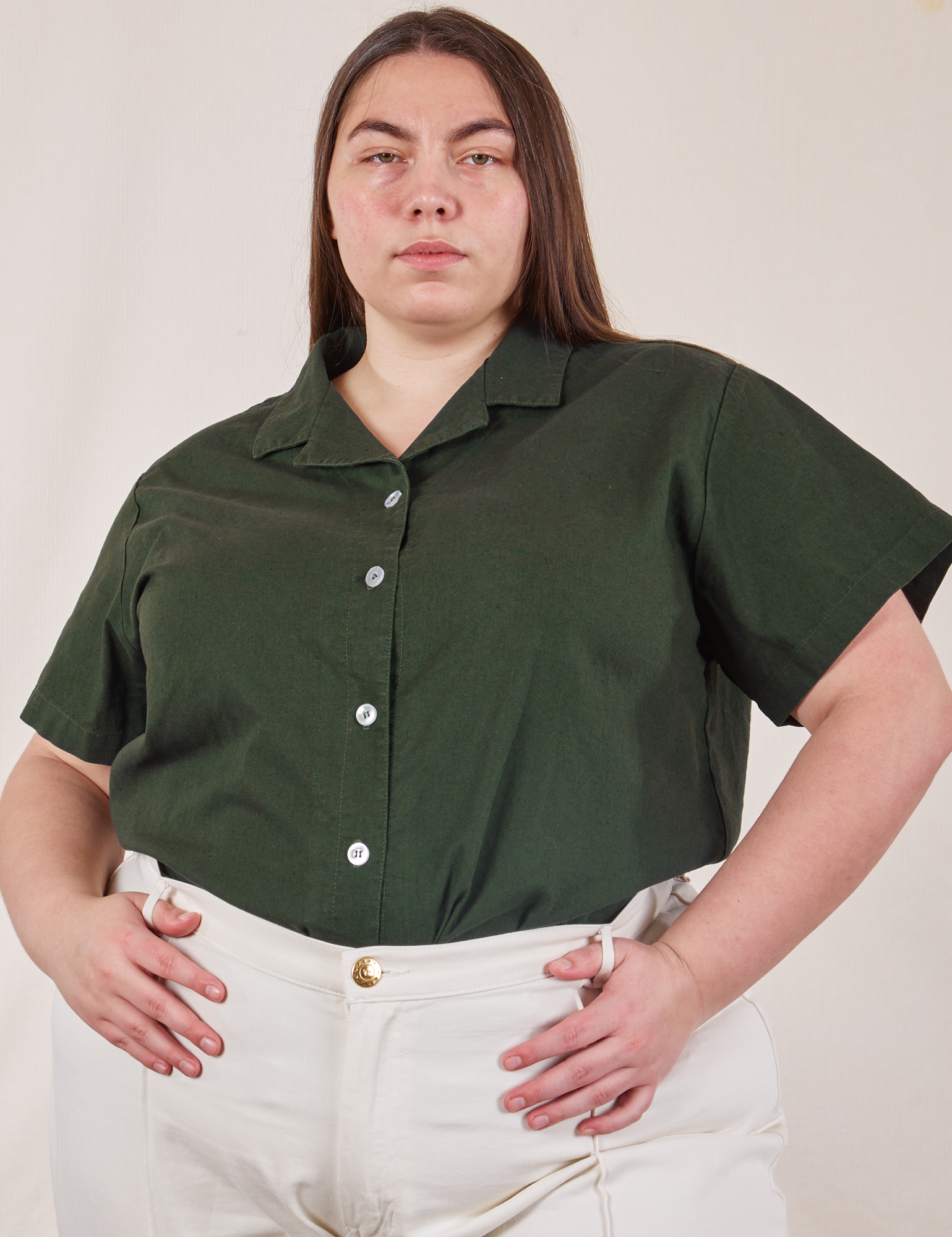 Marielena is 5'8" and wearing 2XL Pantry Button-Up in Swamp Green